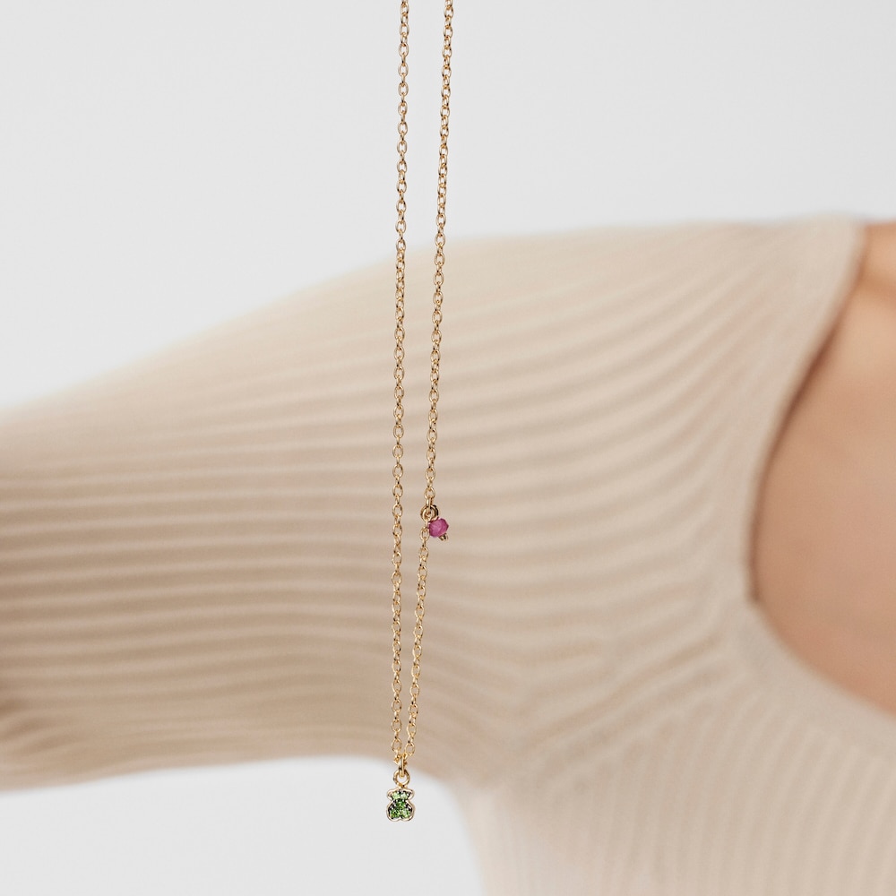 N&aacute;hrdeln&iacute;k TOUS New Motif z&nbsp;pozlacen&eacute;ho stř&iacute;bra s&nbsp;medv&iacute;dkem z&nbsp;chromdiopsidu