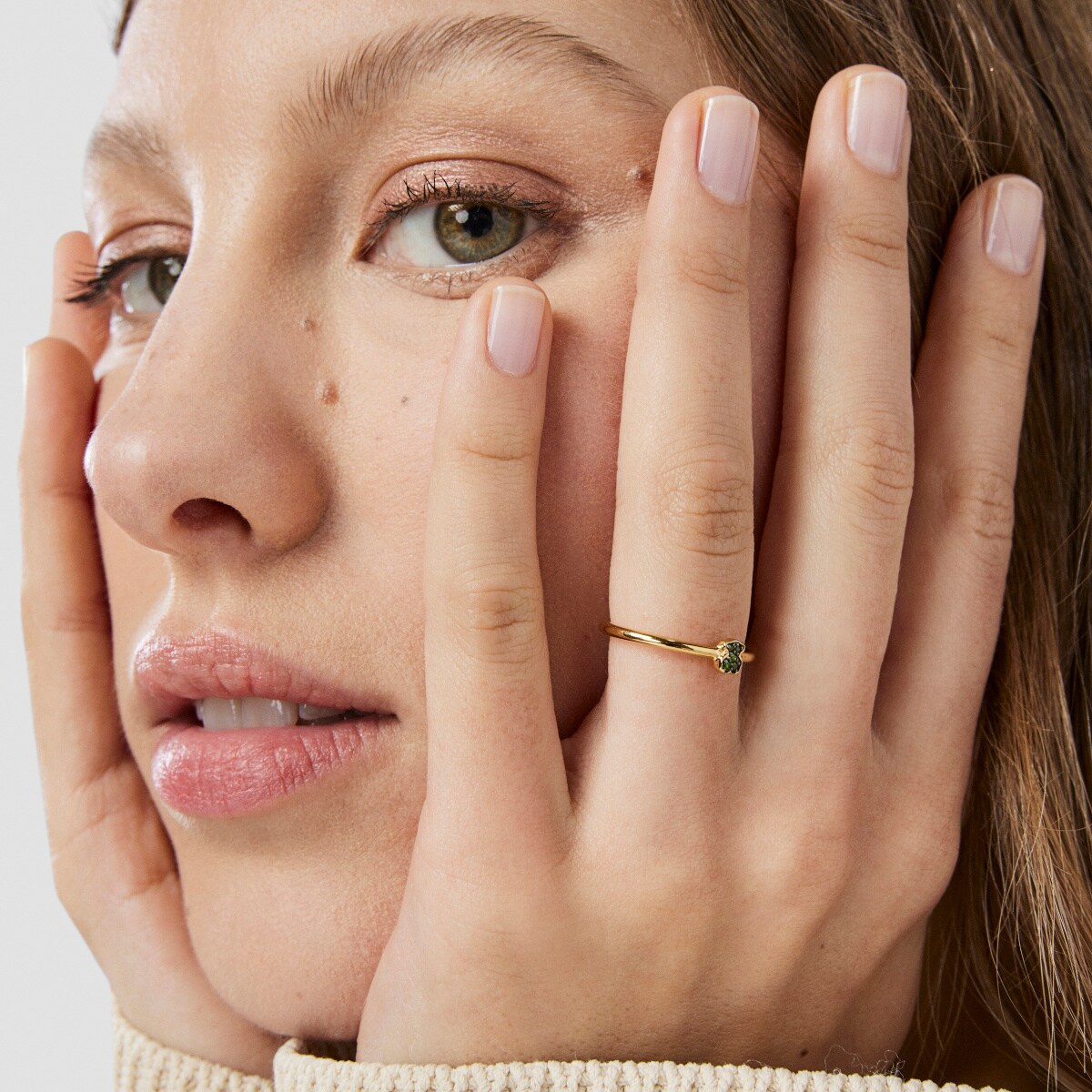 Anillo con baño de oro 18 kt sobre plata y oso de cromodiópsidos TOUS New Motif