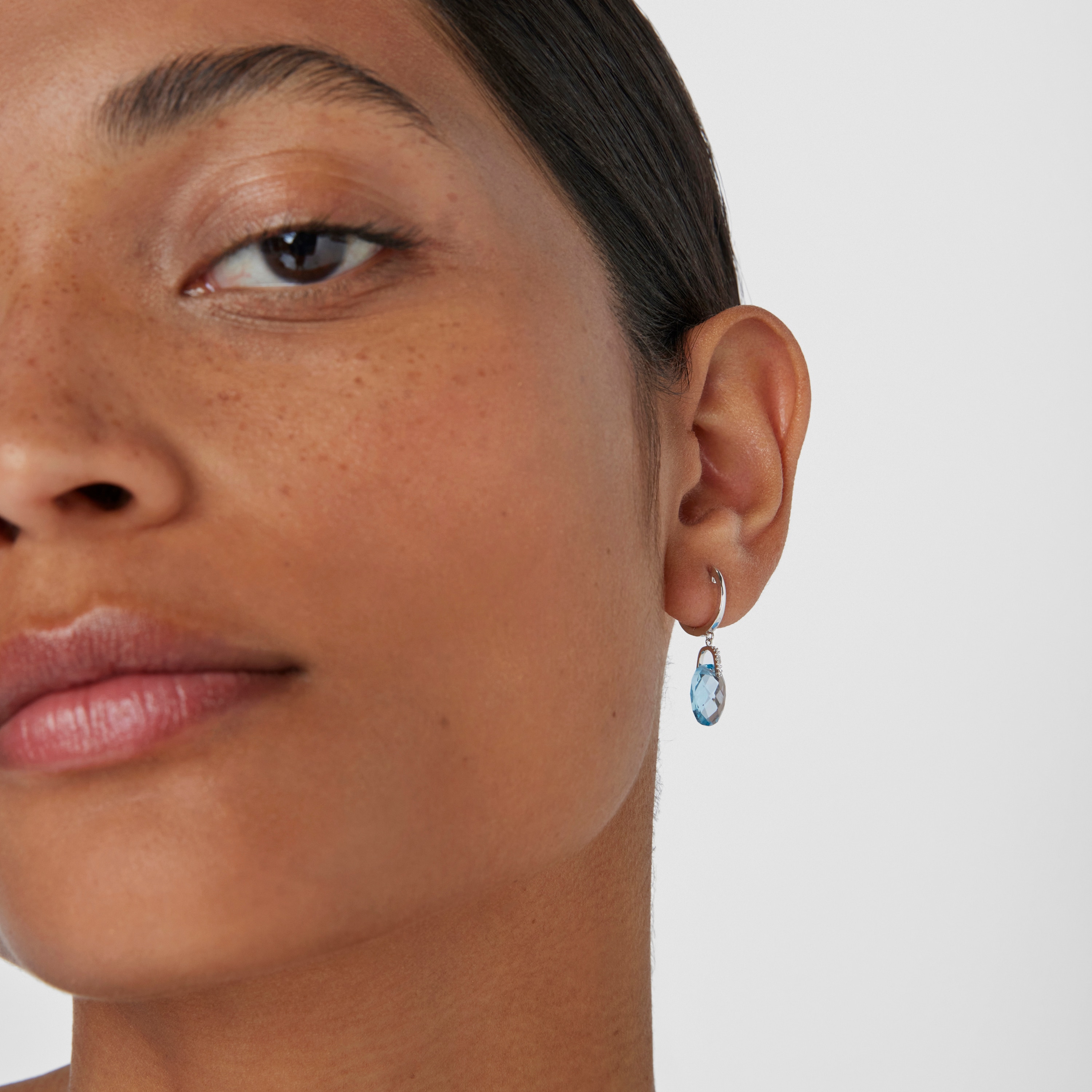 White gold Color Kings Earrings with Diamonds and Topaz