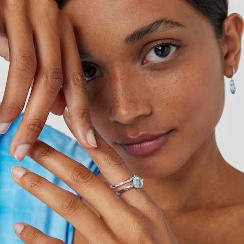 Anillo de oro blanco, brillantes y topacio Color Kings