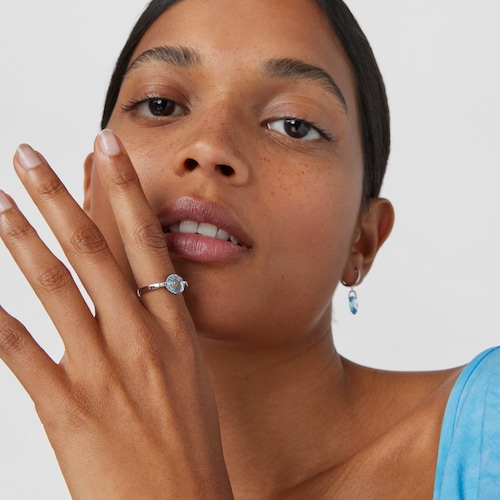 Anillo de oro blanco, brillantes y topacio Color Kings