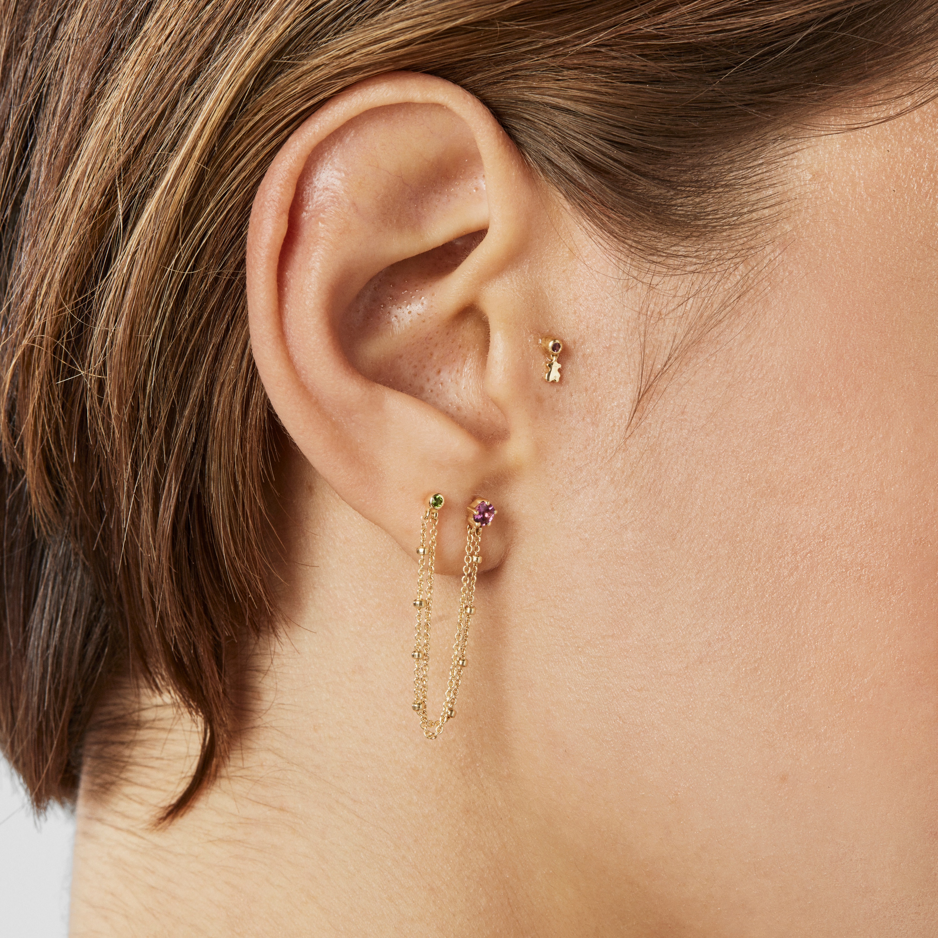 Piercing de oreja de oro con rodolita y motivo oso Cool Joy