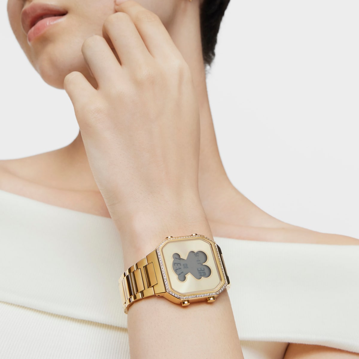 Reloj digital con brazalete de acero IPG dorado y zirconitas D-BEAR