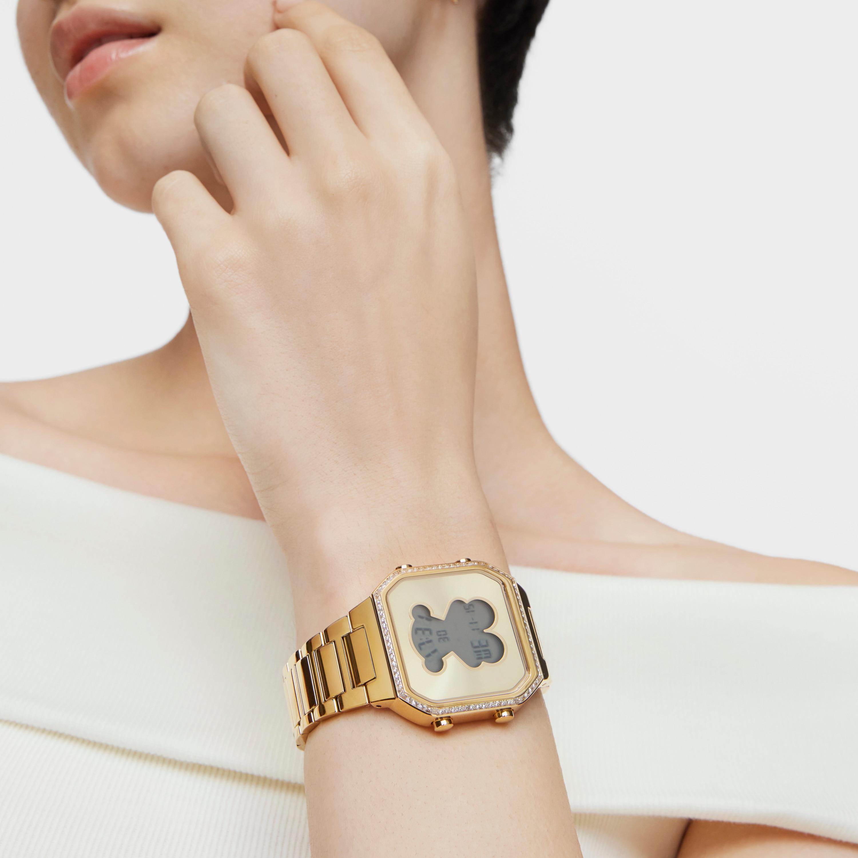 Reloj digital con brazalete de acero IPG dorado y zirconitas D-BEAR