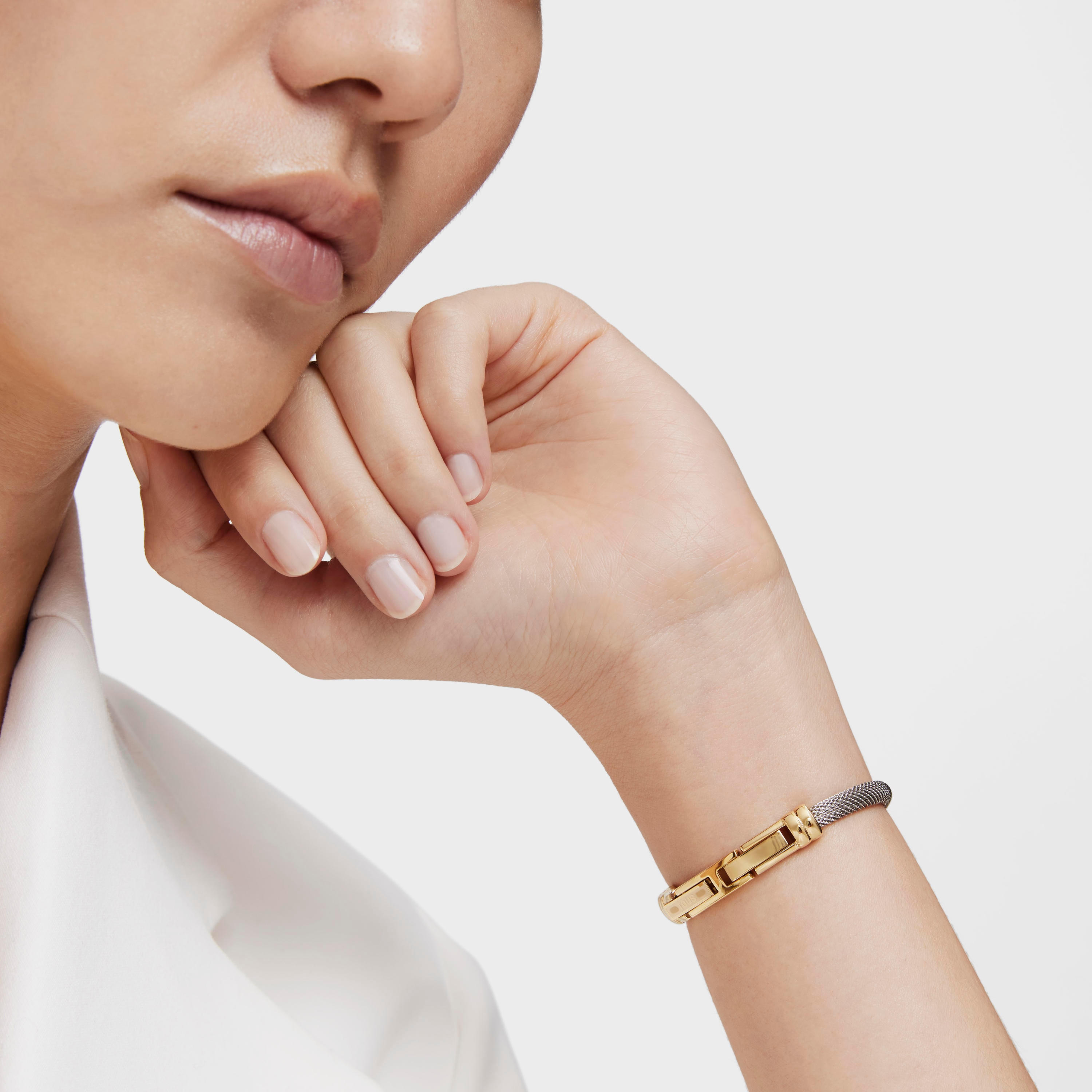 Reloj analógico con brazalete de acero y caja de acero IPG dorado TOUS Hold Oval