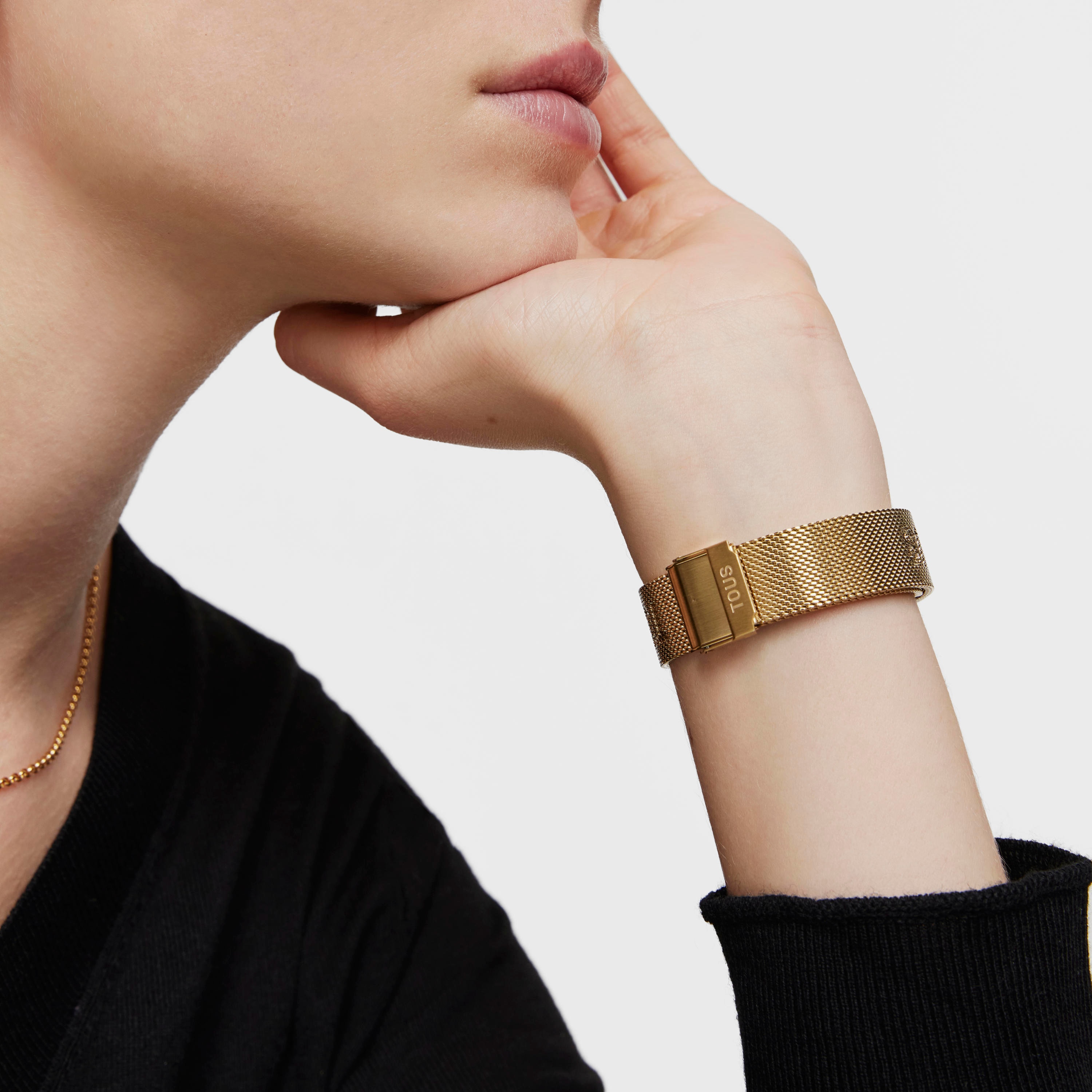 Reloj smartwatch con brazalete acero IPG dorado y caja de aluminio en color IPG dorado TOUS T-Band Mesh