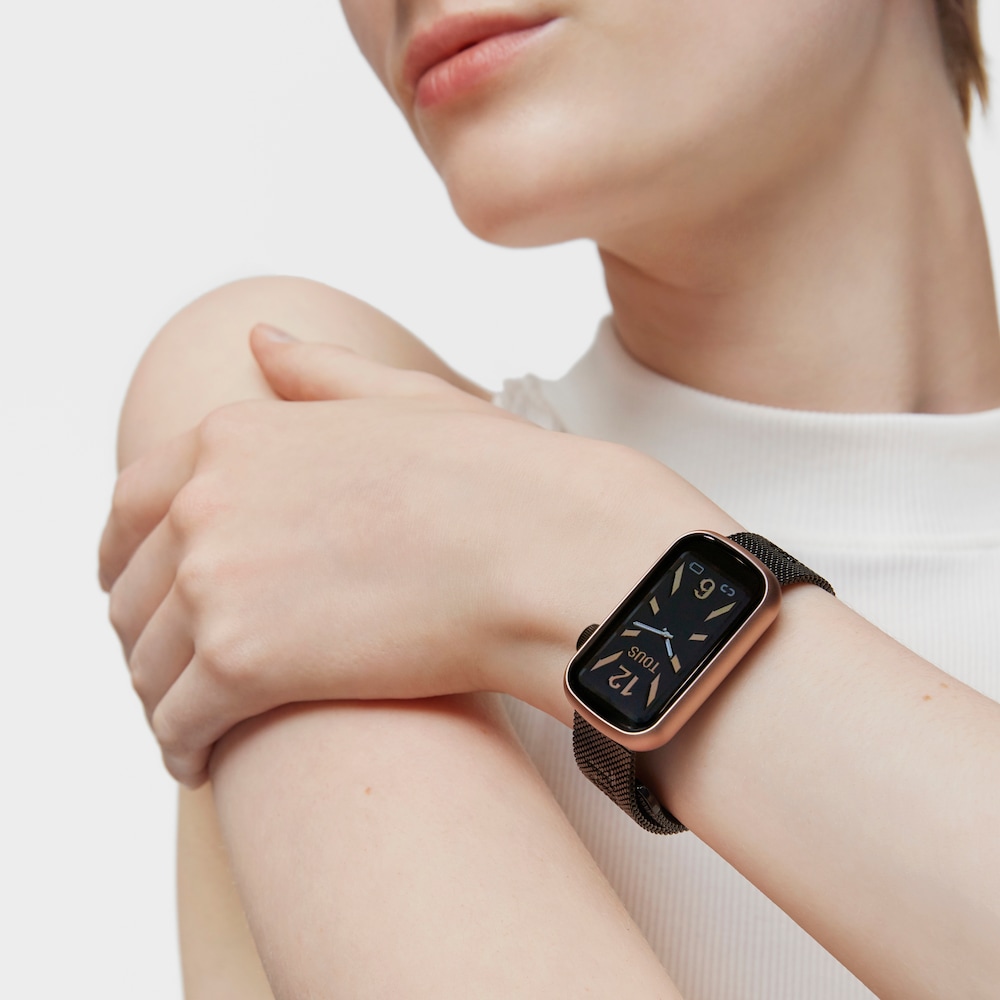 Montre connect&eacute;e avec bracelet en acier IP gris et bo&icirc;tier en aluminium couleur IPRG ros&eacute; TOUS T-Band Mesh
