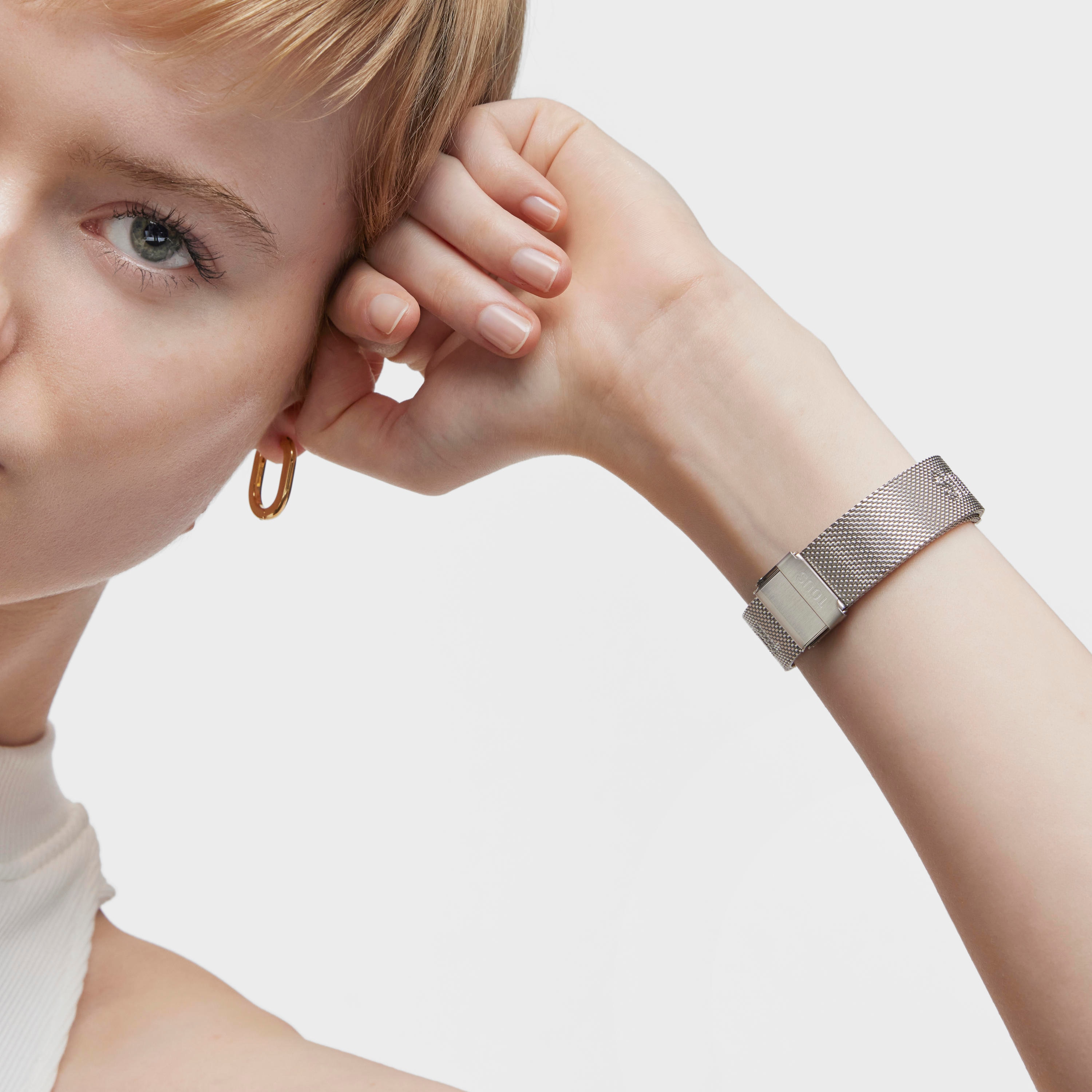Reloj smartwatch con brazalete de acero y caja de aluminio en color IPG dorado TOUS T-Band Mesh