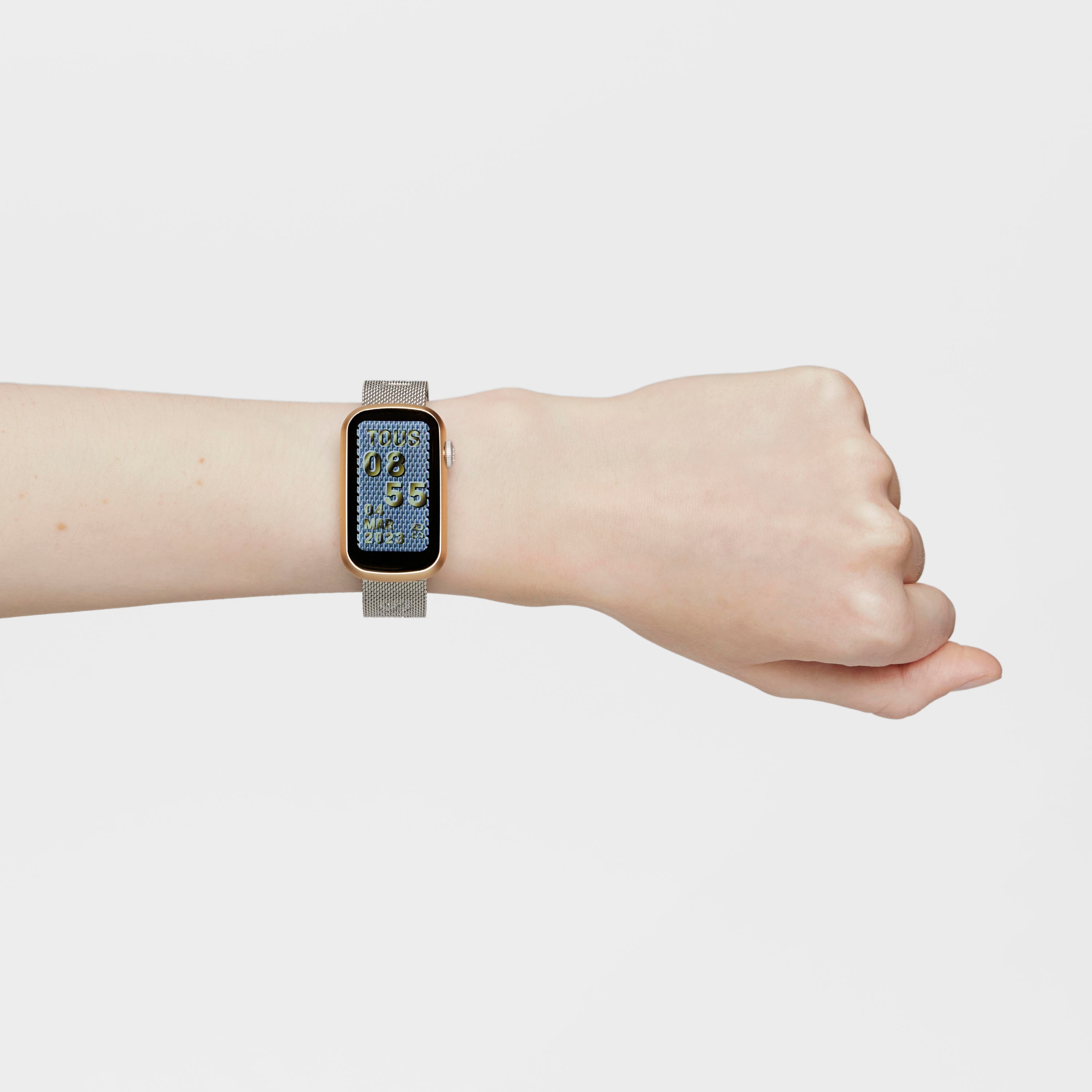 Reloj smartwatch con brazalete de acero y caja de aluminio en color IPG dorado TOUS T-Band Mesh