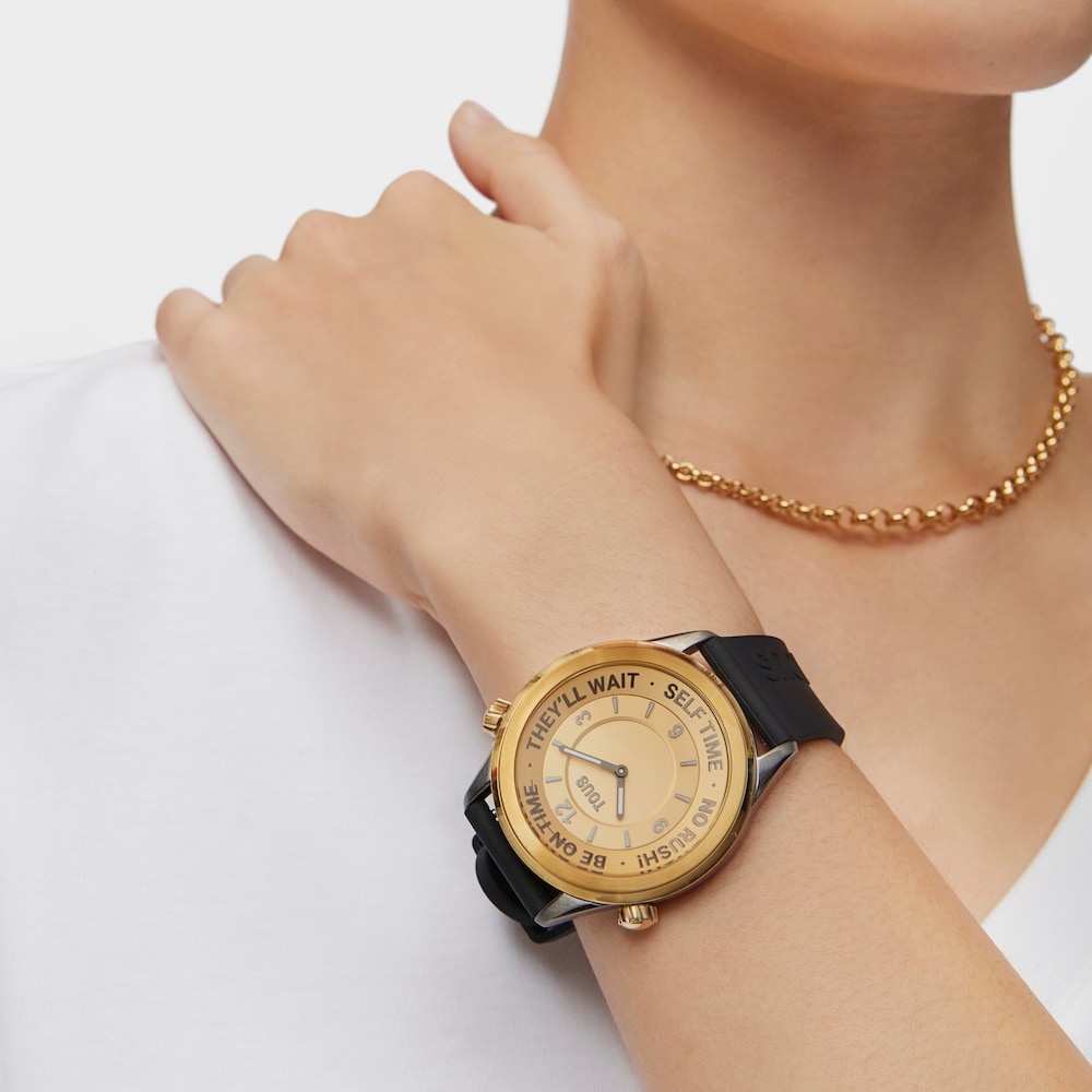 Analoguhr TOUS Now mit Armband aus schwarzem Silikon und Geh&auml;use aus goldfarbenem IP-Stahl