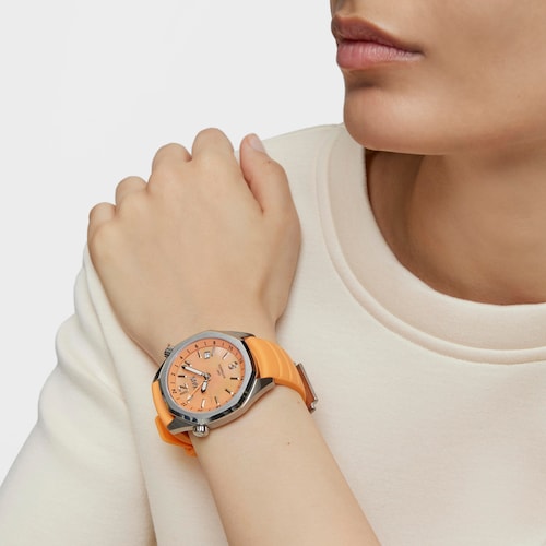 Reloj gmt automático con correa de silicona color salmón, caja de acero y esfera de nácar TOUS Now