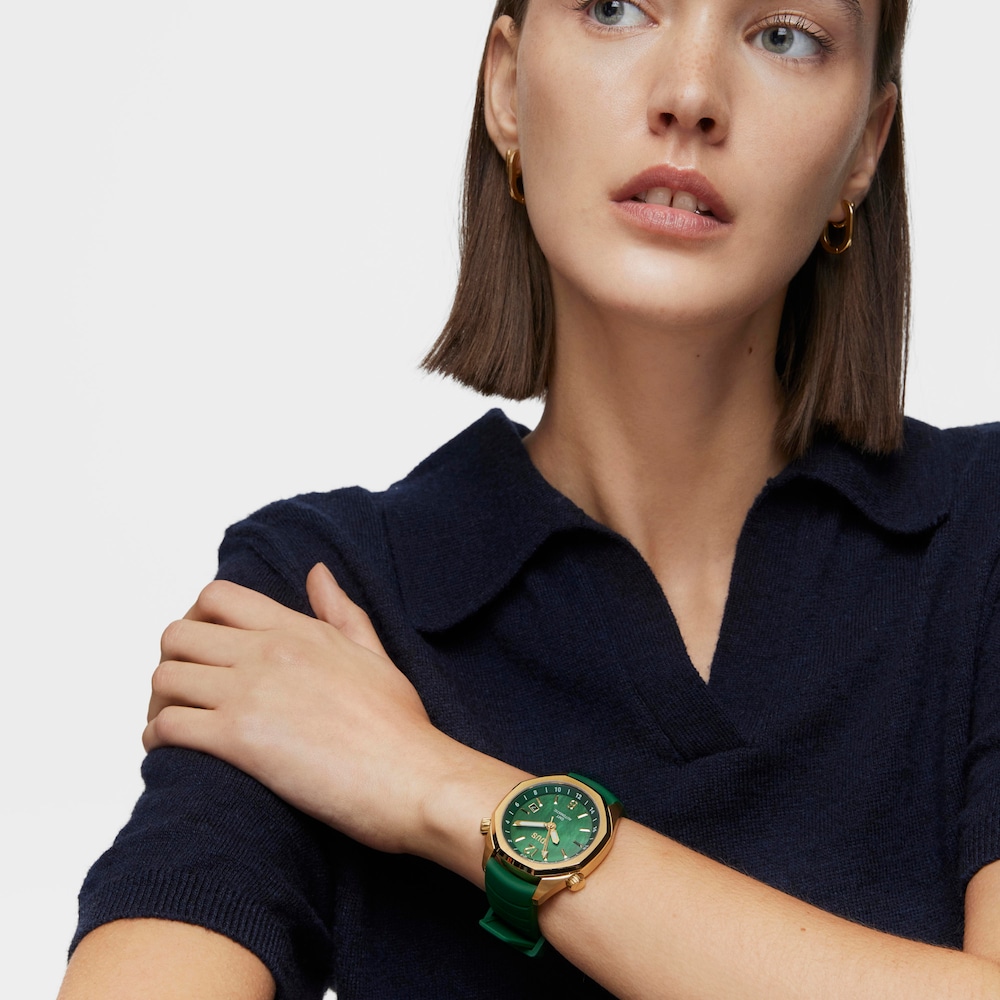 Reloj gmt autom&aacute;tico con correa de silicona verde, caja de acero IPG dorado y esfera de n&aacute;car TOUS Now