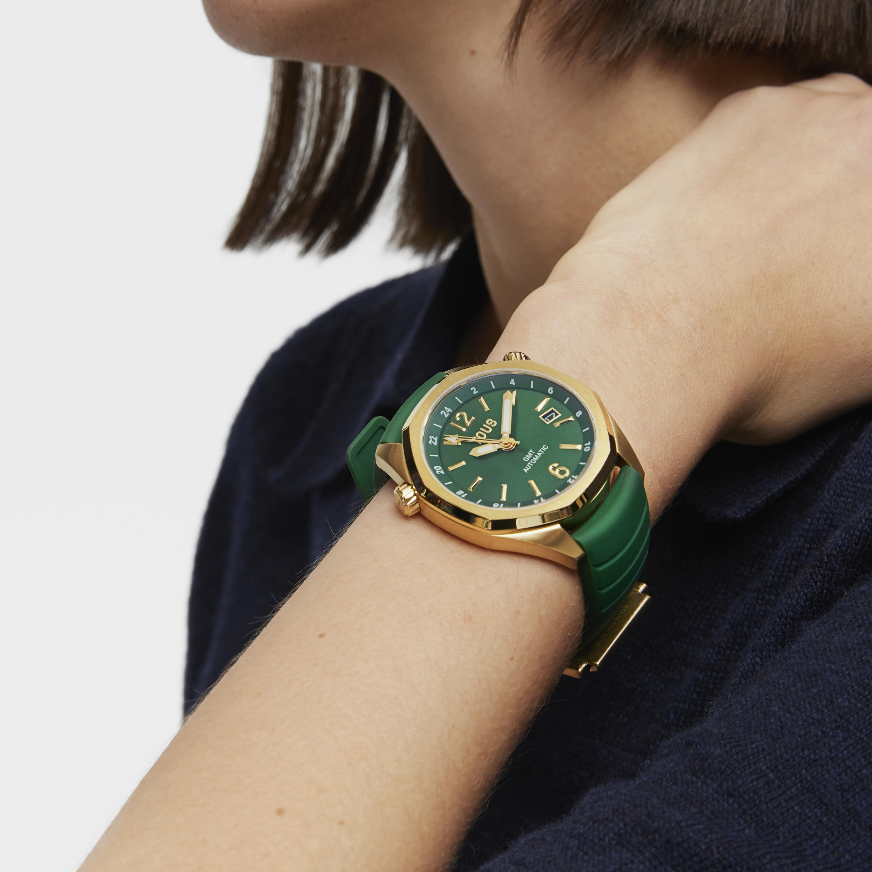 Reloj gmt automático con correa de silicona verde, caja de acero IPG dorado y esfera de nácar TOUS Now