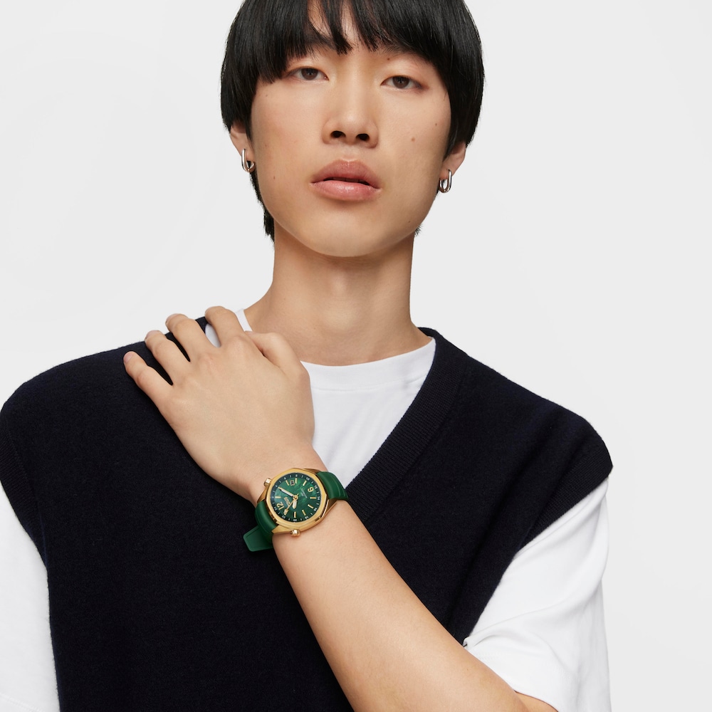 Reloj gmt autom&aacute;tico con correa de silicona verde, caja de acero IPG dorado y esfera de n&aacute;car TOUS Now