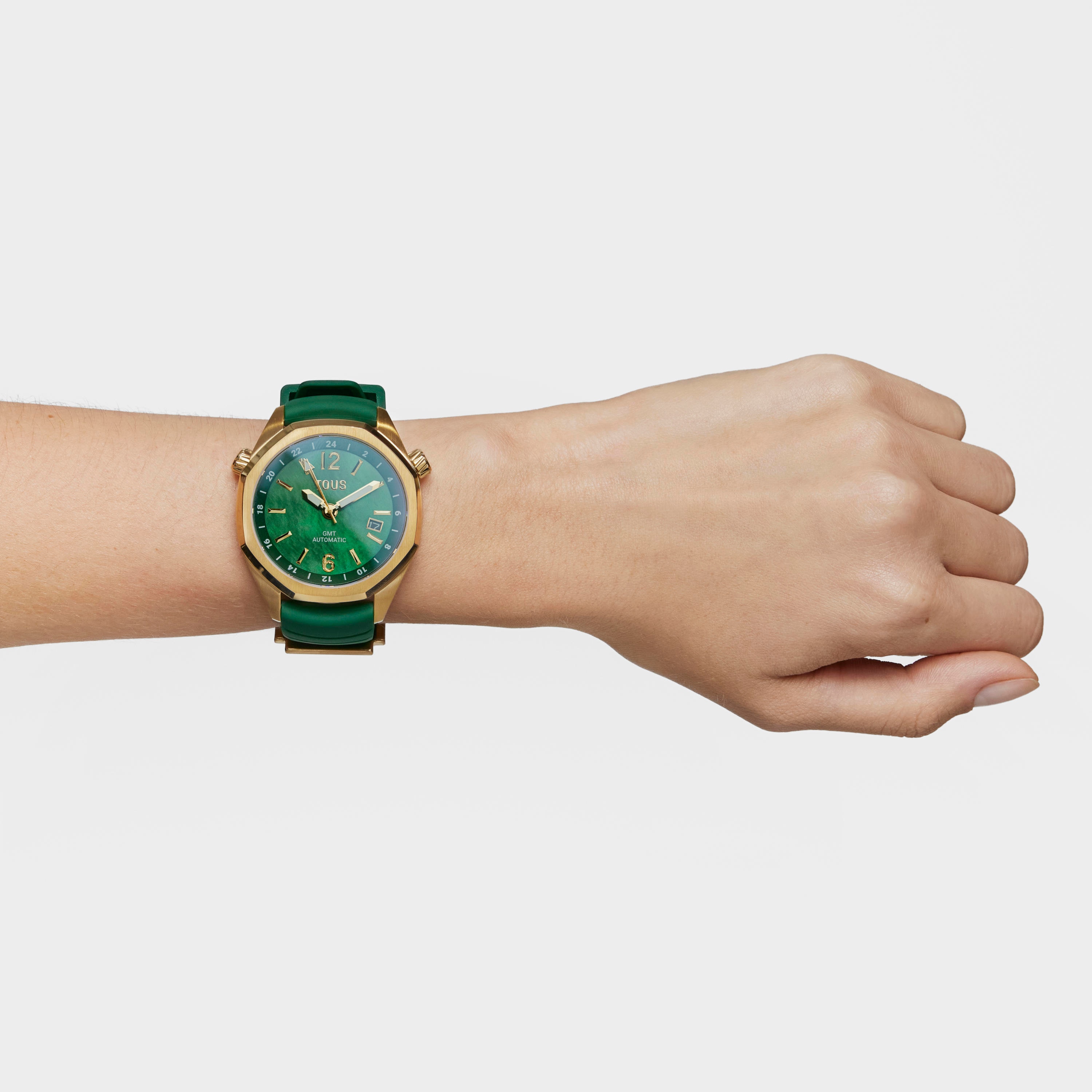 Reloj gmt automático con correa de silicona verde, caja de acero IPG dorado y esfera de nácar TOUS Now