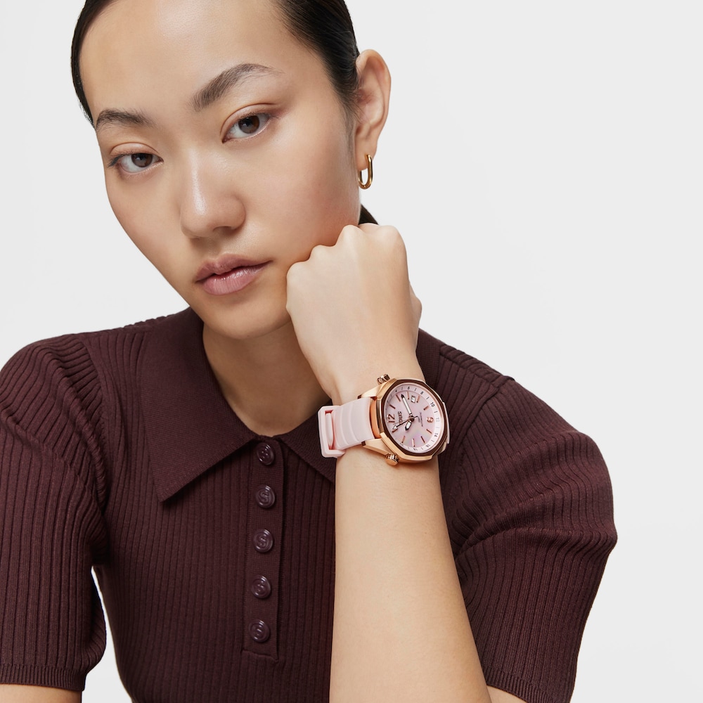 Reloj gmt autom&aacute;tico con correa de silicona rosa, caja de acero IPRG rosa y esfera de n&aacute;car TOUS Now