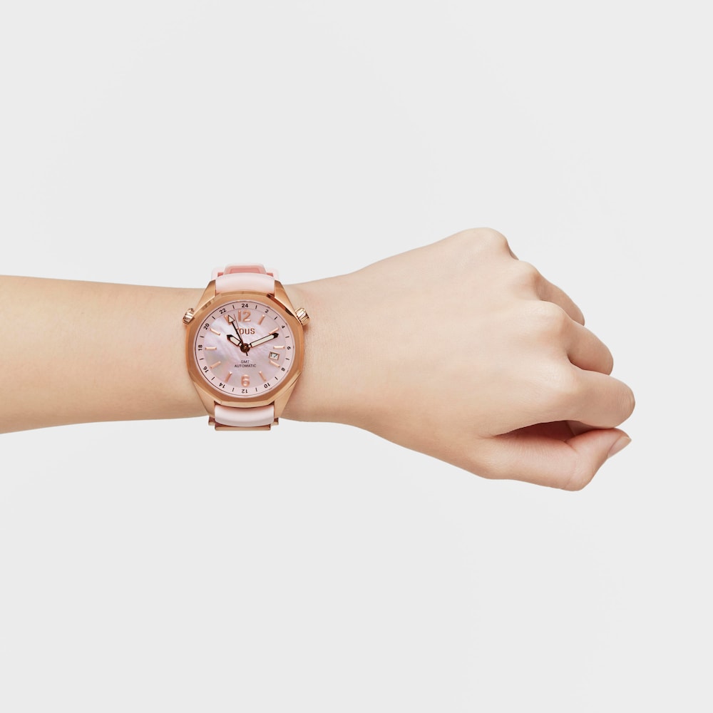 Reloj gmt automático con correa de silicona rosa, caja de acero IPRG rosa y esfera de nácar TOUS Now Reloj gmt automático con correa de silicona rosa, caja de acero IPRG rosa y esfera de nácar TOUS Now