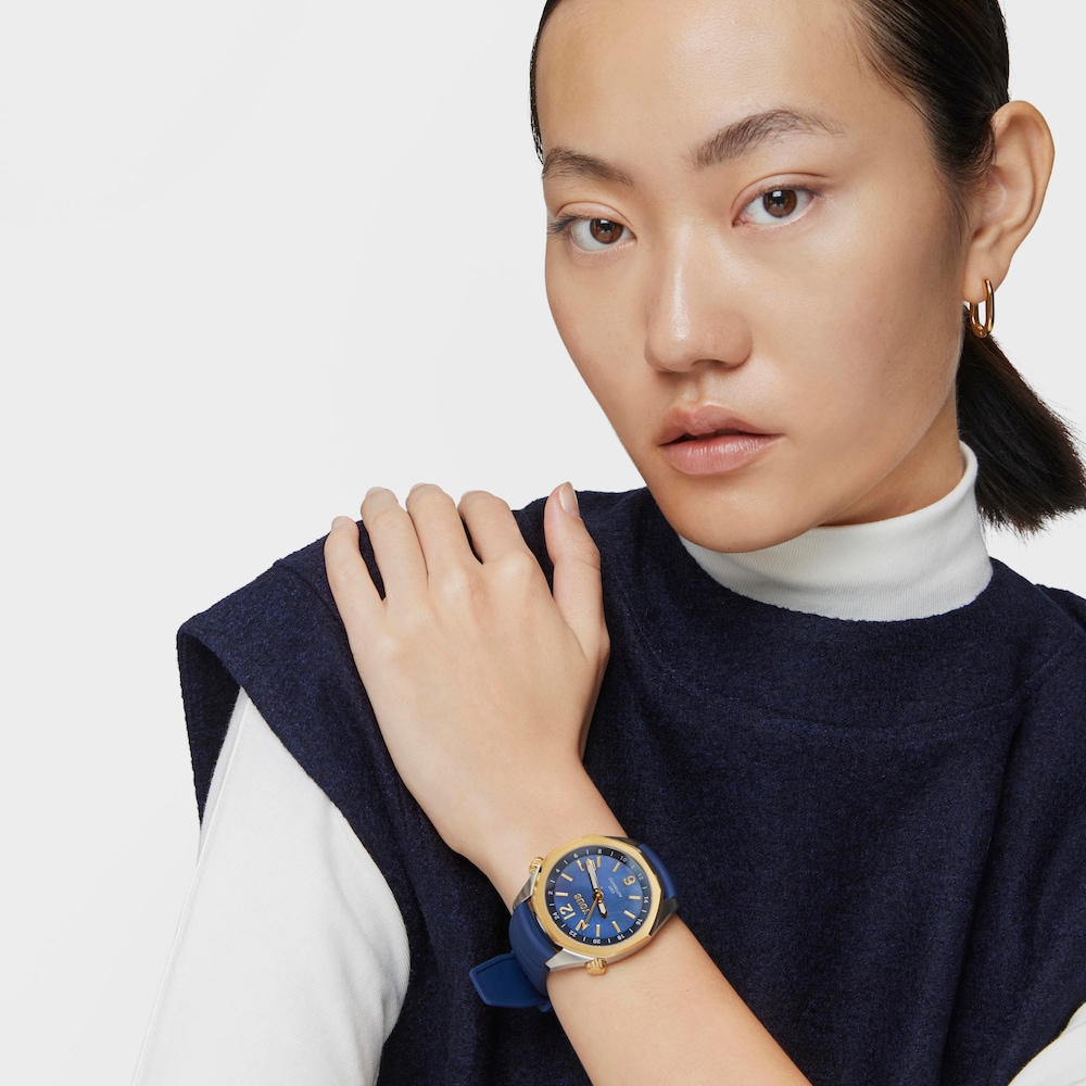 Reloj gmt autom&aacute;tico con correa de silicona azul marino, caja de acero IPG dorado y esfera de n&aacute;car TOUS Now