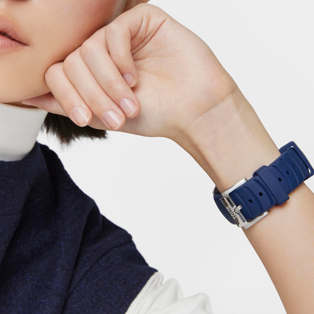 Reloj gmt autom&aacute;tico con correa de silicona azul marino, caja de acero IPG dorado y esfera de n&aacute;car TOUS Now