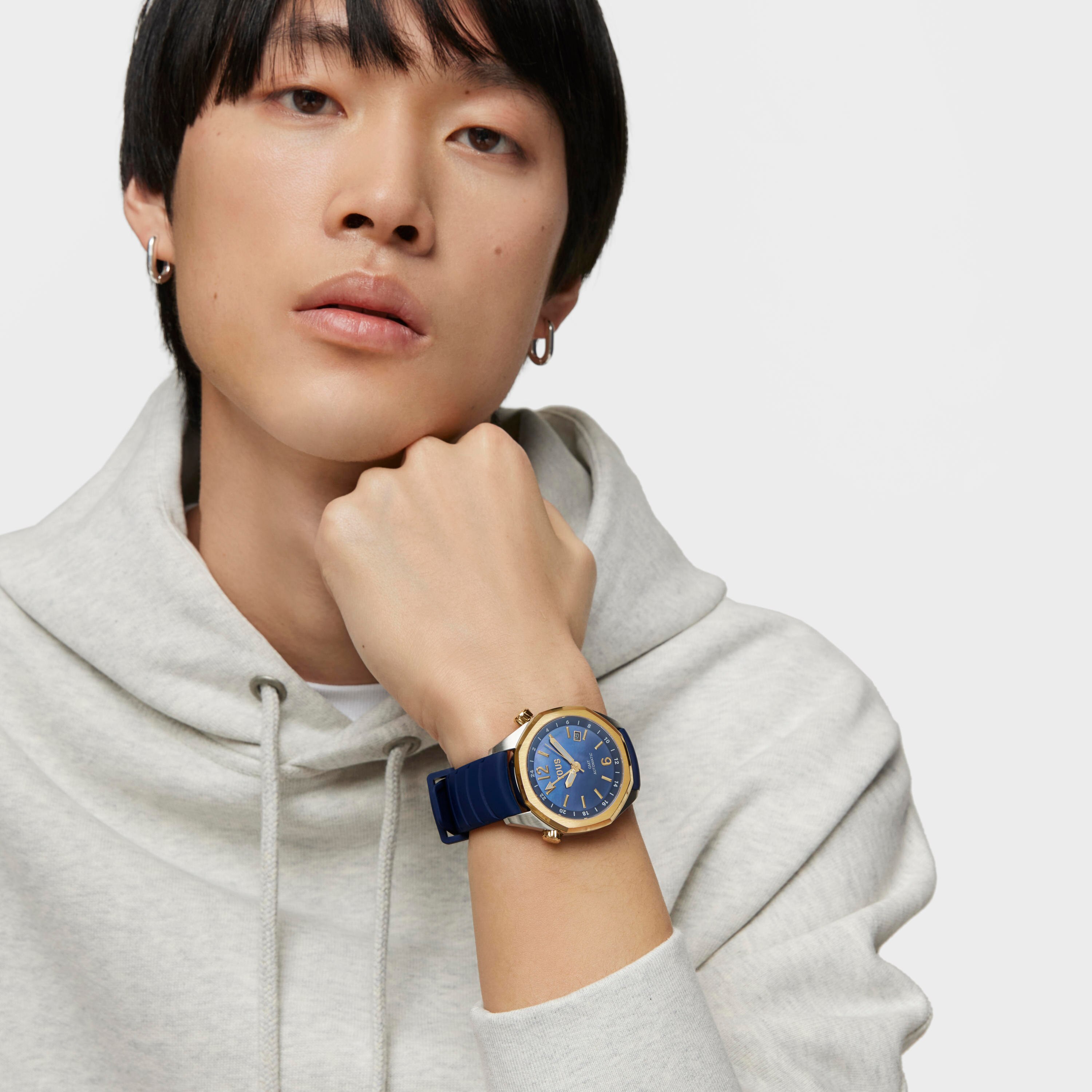 gmt automatic Watch with navy blue silicone strap, gold-colored IPG steel case and mother-of-pearl face TOUS Now