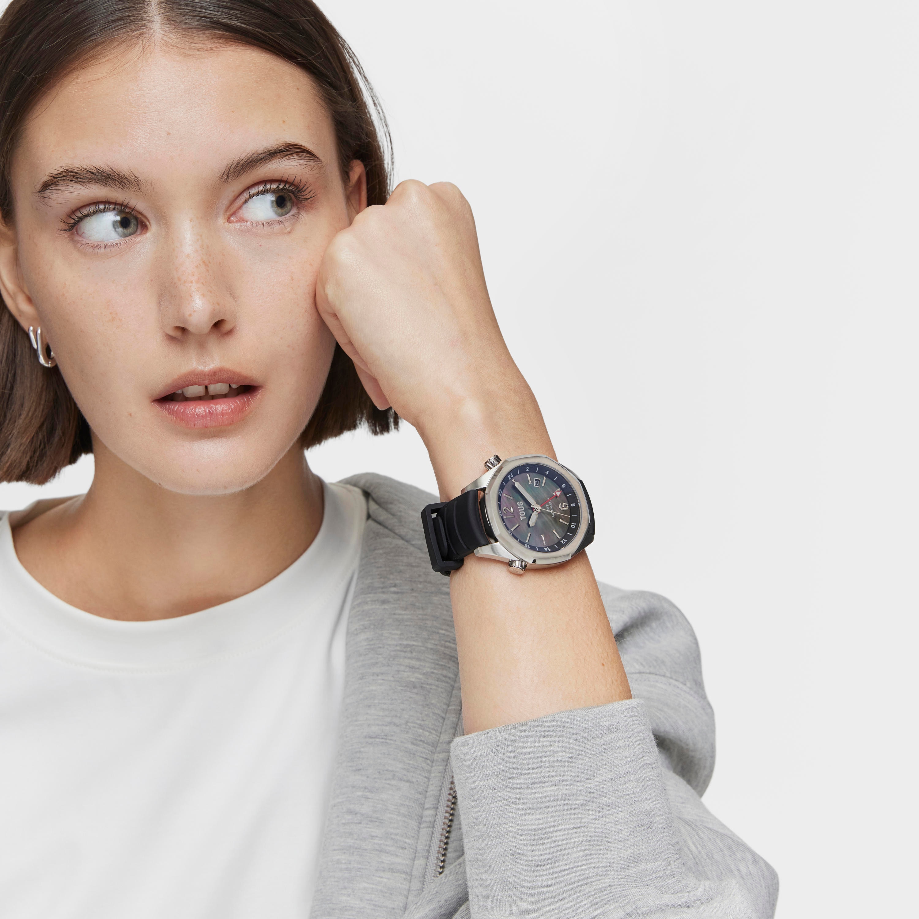 gmt automatic Watch with black silicone strap, steel case and mother-of-pearl face TOUS Now.