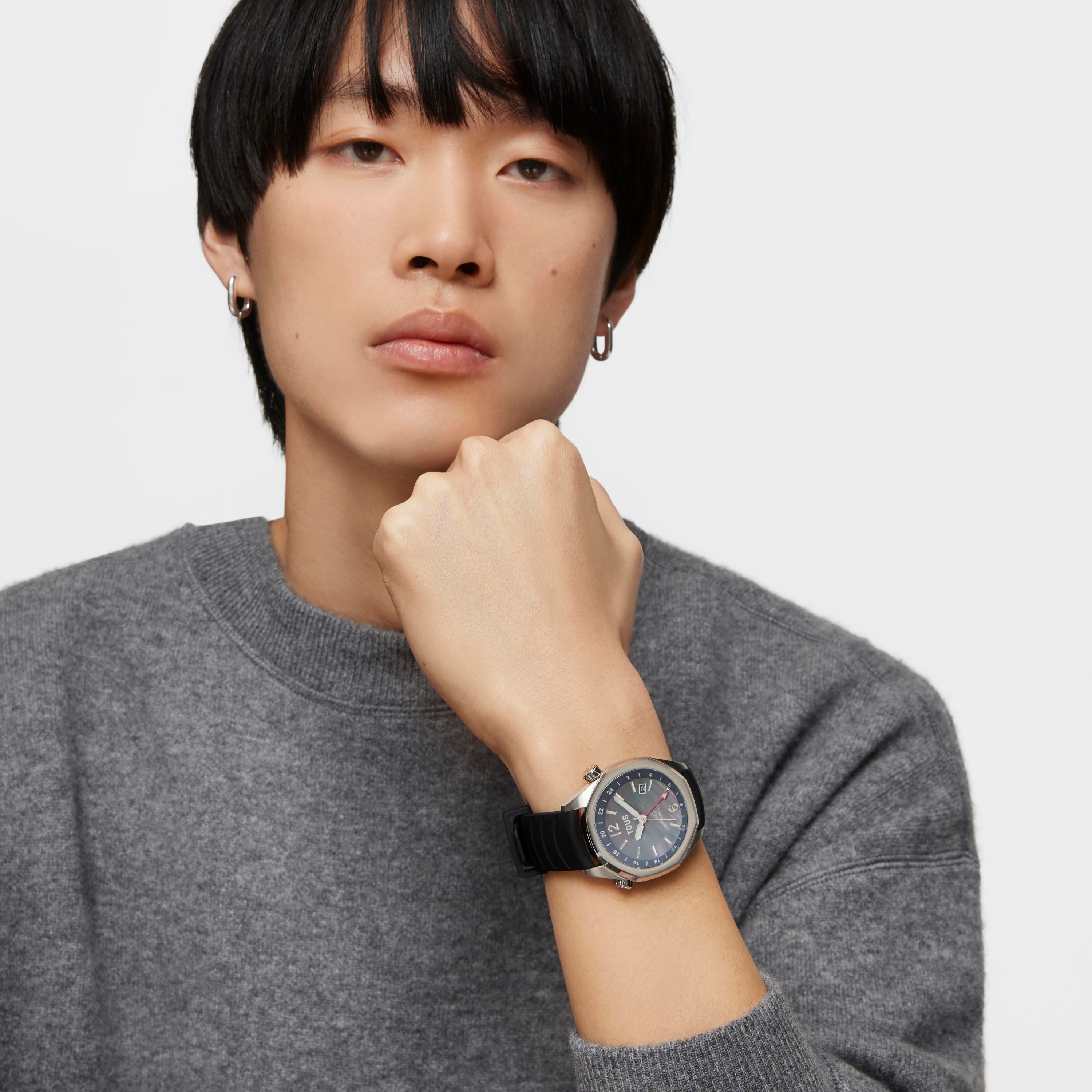 gmt automatic Watch with black silicone strap, steel case and mother-of-pearl face TOUS Now.