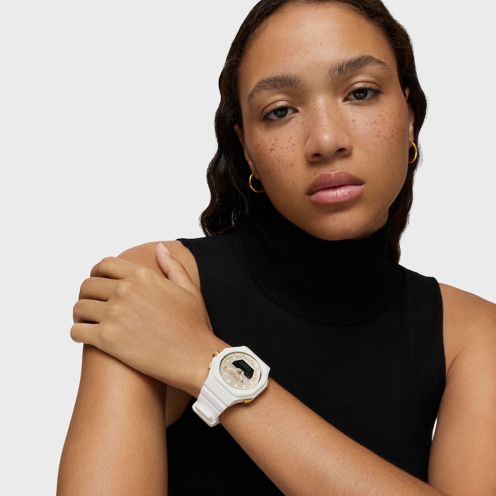 Anal&oacute;govo-digit&aacute;lne hodinky z ocele IPG zlatej farby s bielym nylonov&yacute;m n&aacute;ramkom