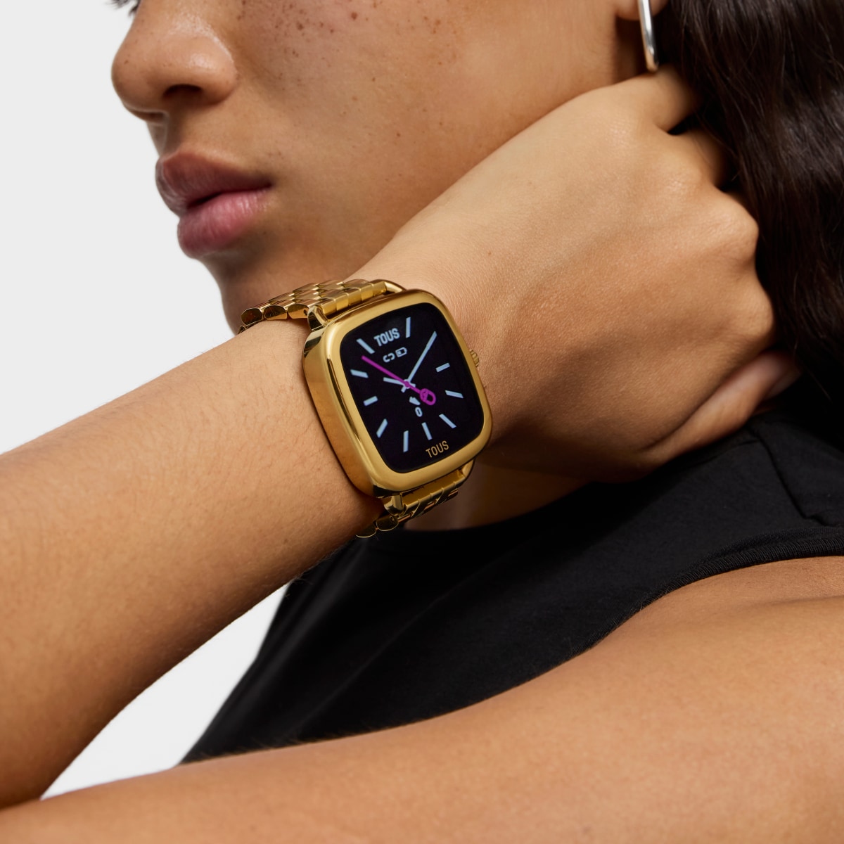 D-Connect Smartwatch with gold-colored IPG steel bracelet