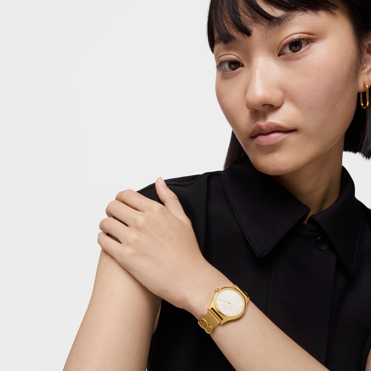 Reloj analógico con brazalete de acero IPG dorado y esfera de nácar Epic Icon Mesh