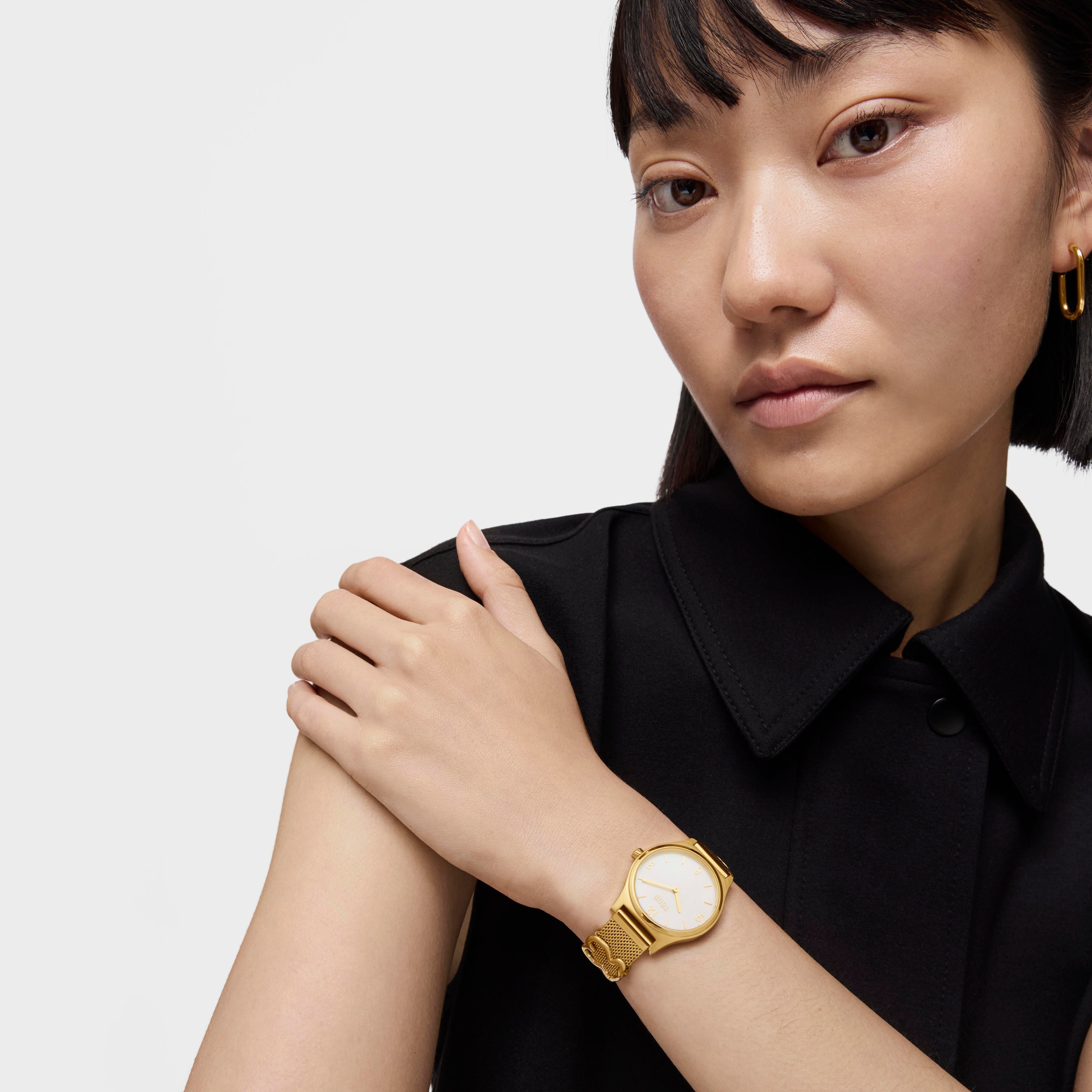 Reloj analógico con brazalete de acero IPG dorado y esfera de nácar Epic Icon Mesh
