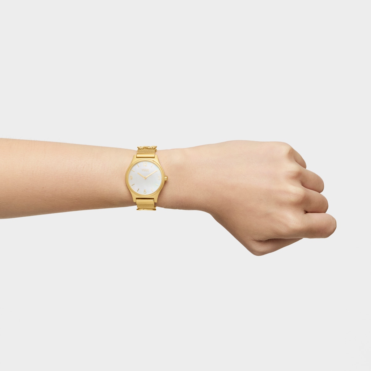 Reloj analógico con brazalete de acero IPG dorado y esfera de nácar Epic Icon Mesh