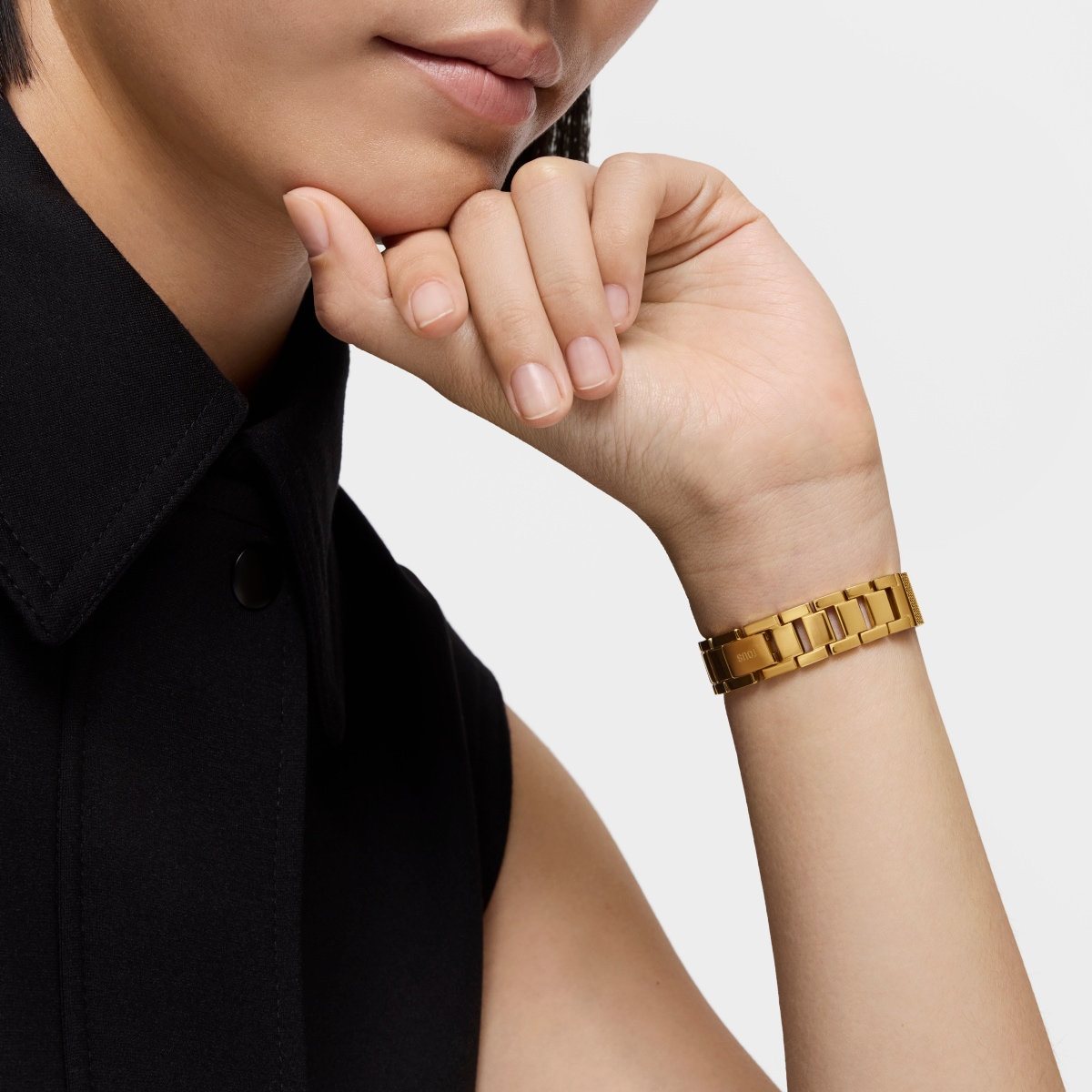Reloj analógico con brazalete de acero IPG dorado y esfera de nácar Epic Icon Mesh