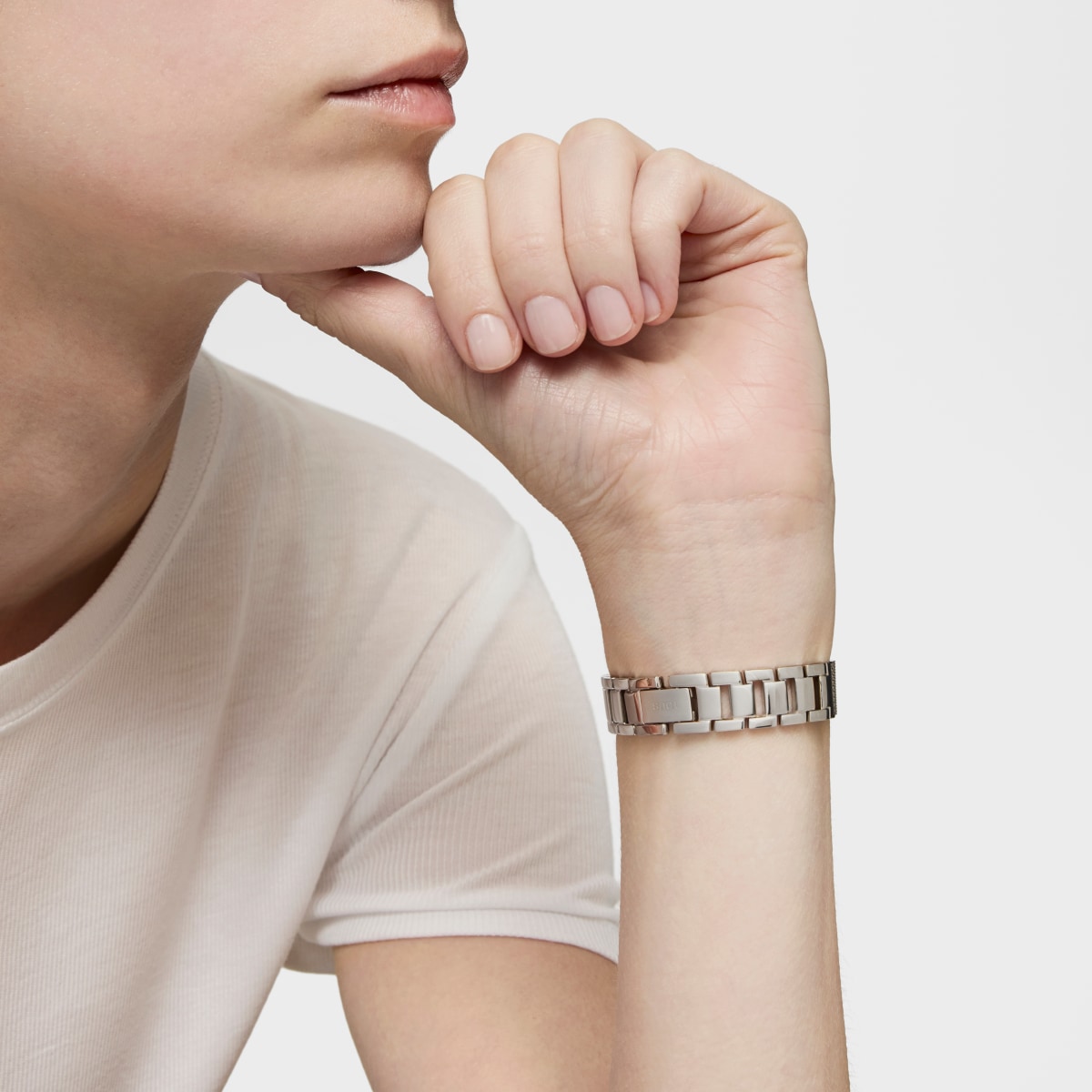 Reloj analógico con brazalete de acero SS, acero IPG dorado y esfera de nácar Epic Icon Mesh