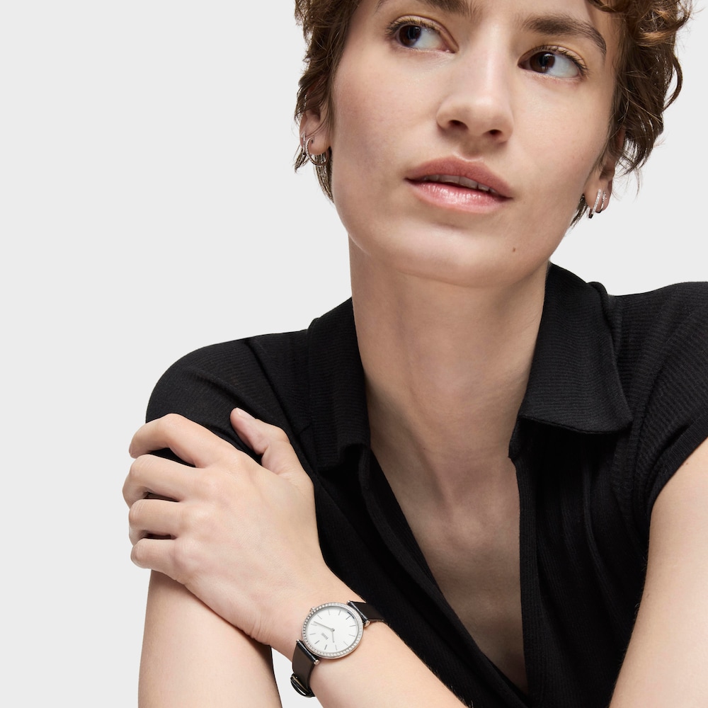 Reloj con movimiento suizo anal&oacute;gico de acero con 0,49 ct en diamantes y brazalete de piel negra Les Classiques