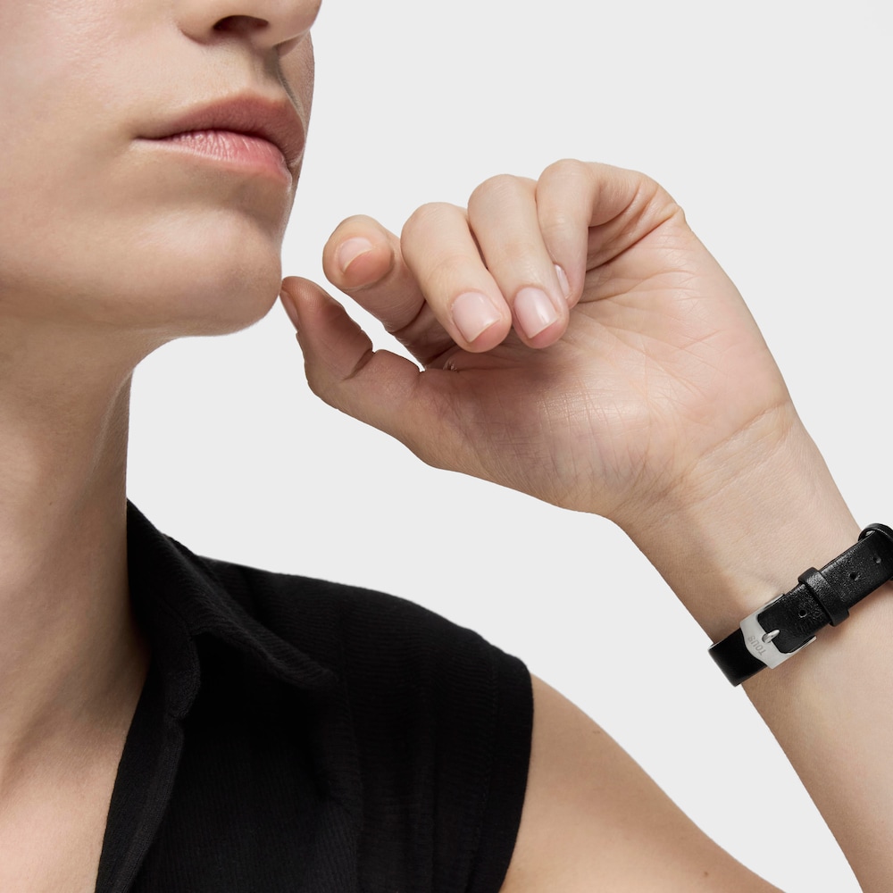 Reloj con movimiento suizo anal&oacute;gico de acero con 0,49 ct en diamantes y brazalete de piel negra Les Classiques