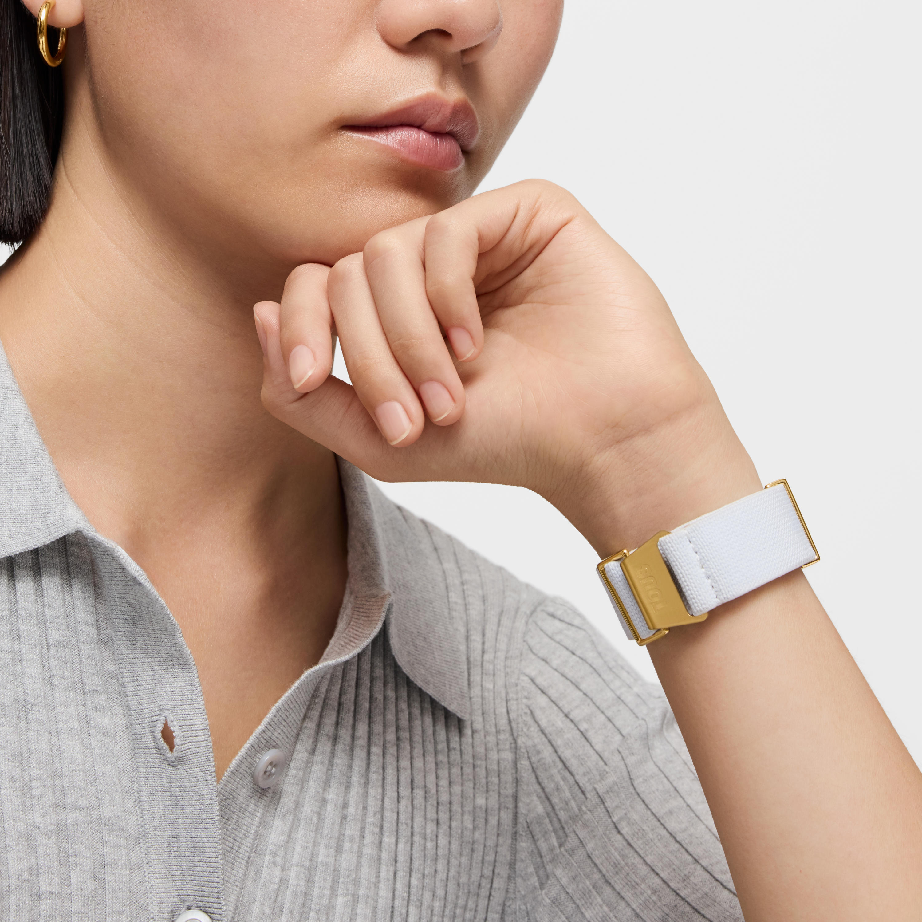 Reloj analógico de acero IPG dorado con brazalete elástico en color blanco Osier