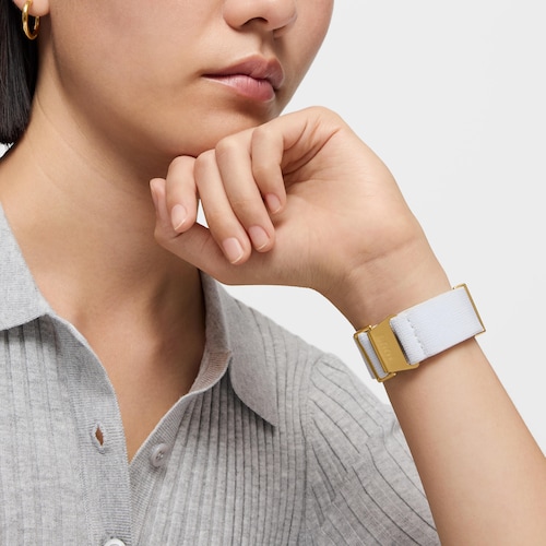 Reloj analógico de acero IPG dorado con brazalete elástico en color blanco Osier