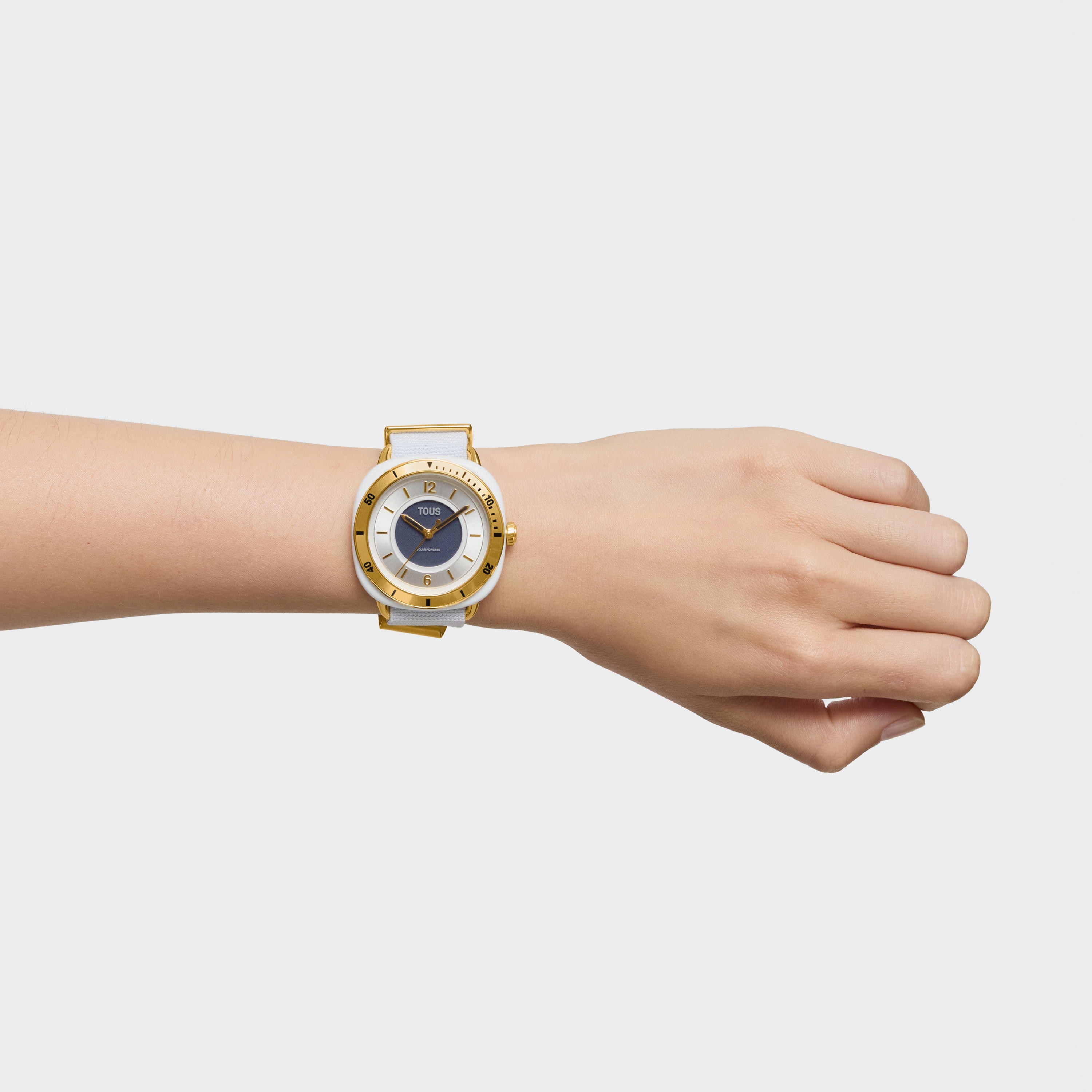 Reloj analógico de acero IPG dorado con brazalete elástico en color blanco Osier