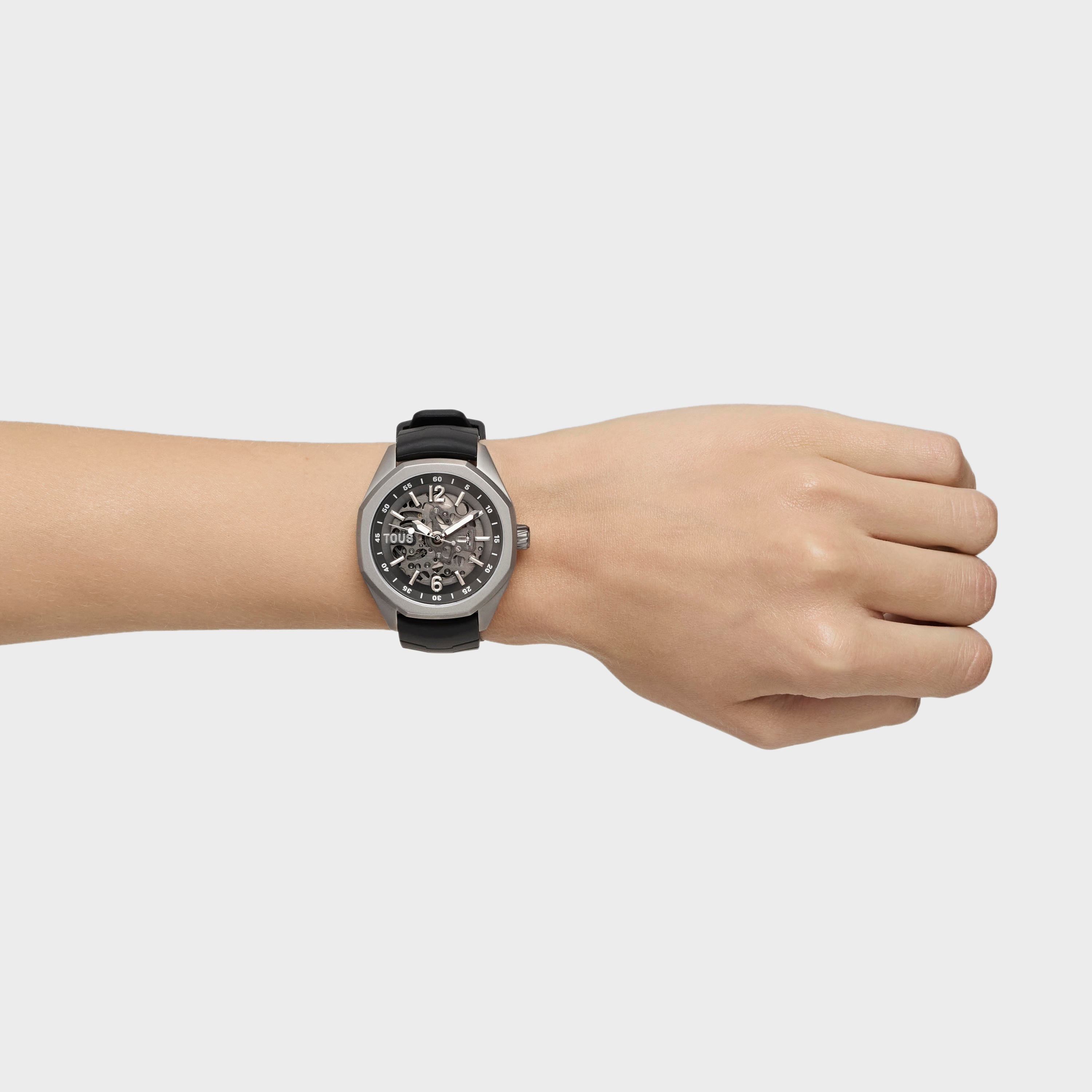 Reloj analógico automático con caja de titanio y brazalete de caucho negro TOUS Now