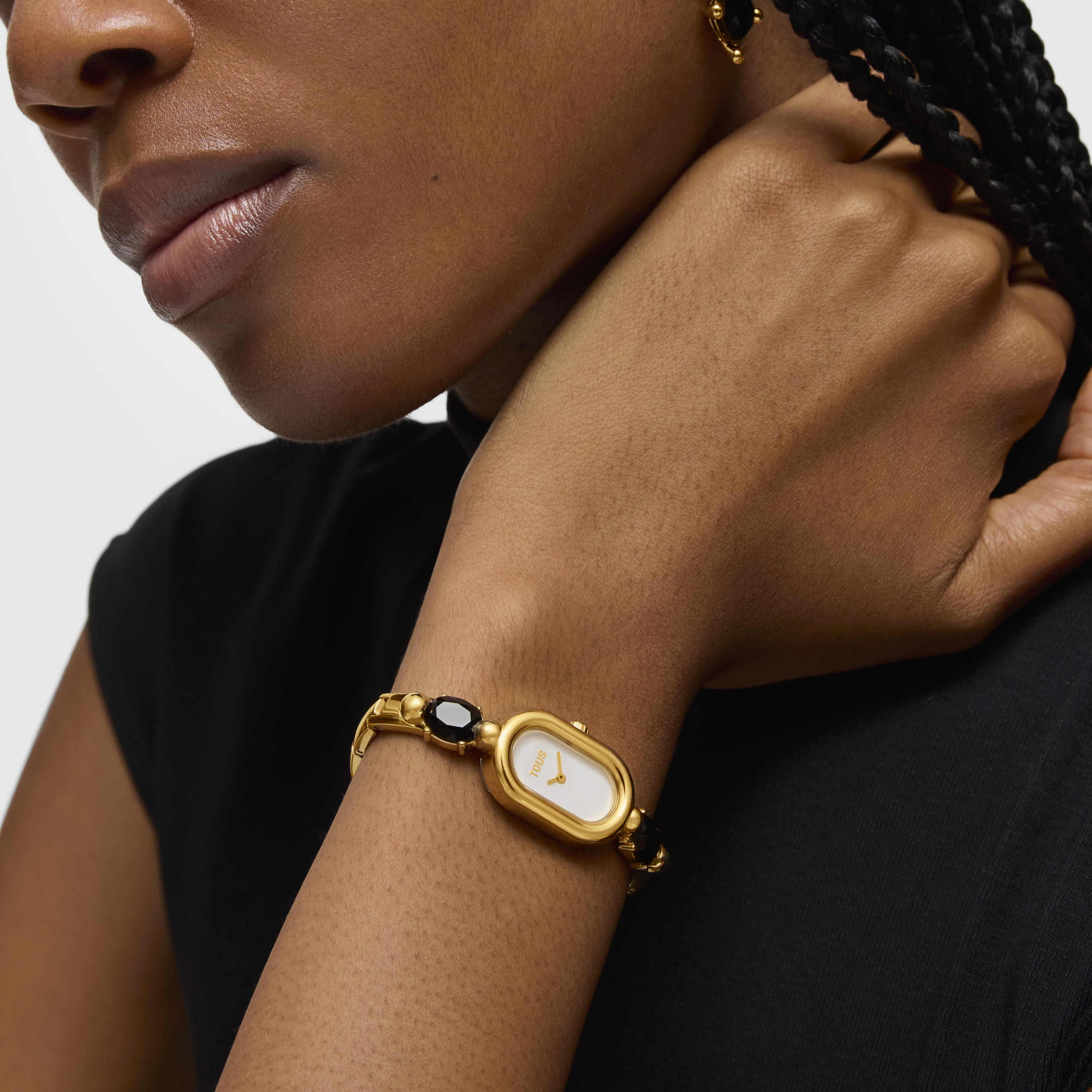 Reloj analógico con brazalete de acero IPG dorado y onix TOUS Color