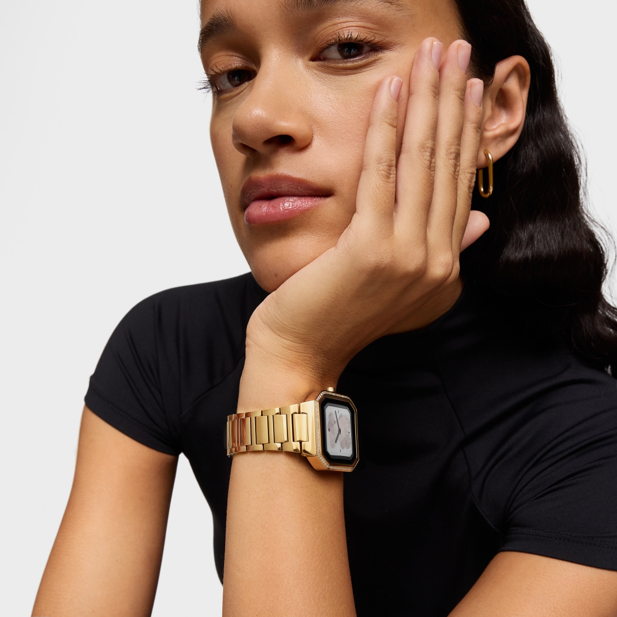 Smartwatch with gold-colored steel bracelet and zirconias B-Connect