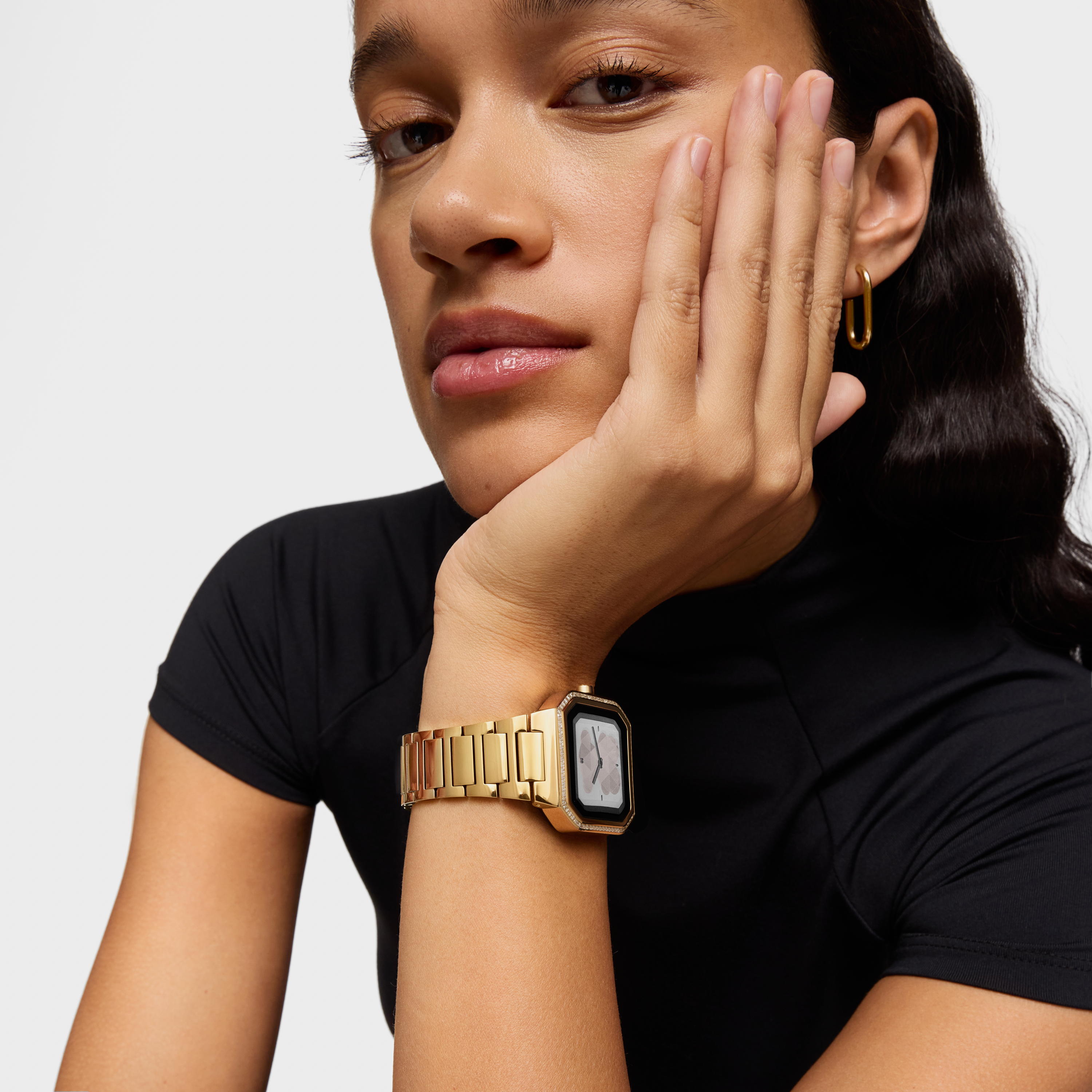 Reloj smartwatch con brazalete de acero dorado y zirconitas B-Connect