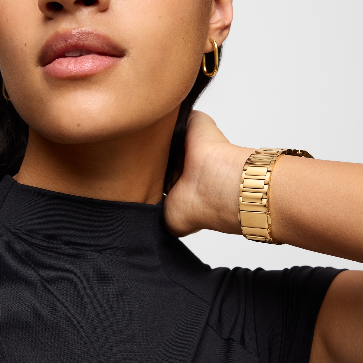 Smartwatch with gold-colored steel bracelet and zirconias B-Connect