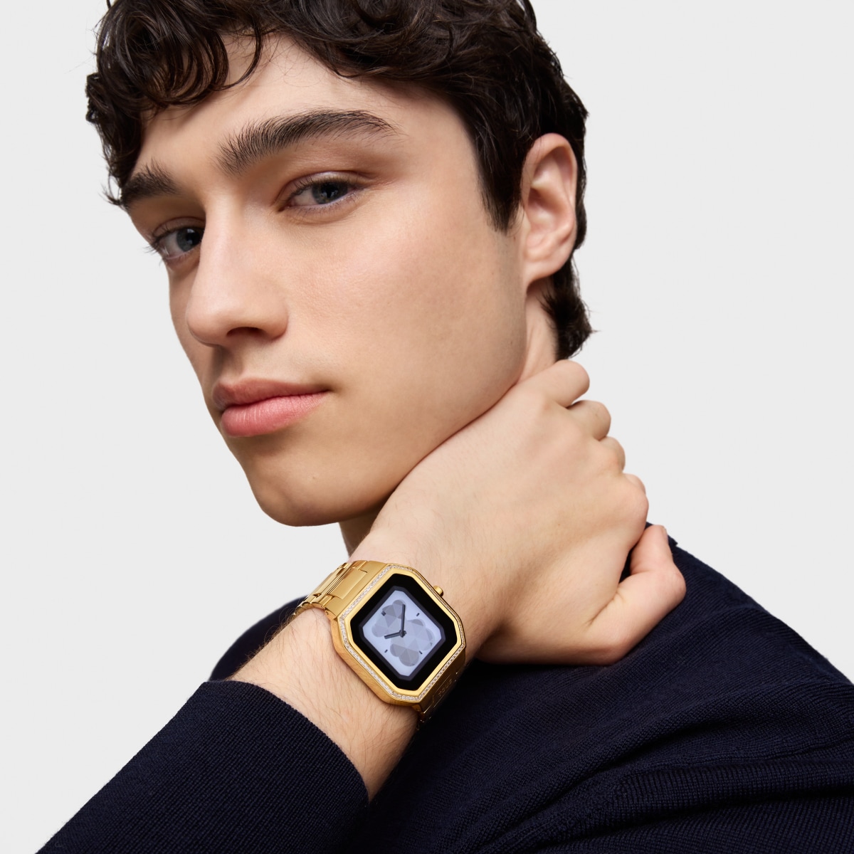 Smartwatch with gold-colored steel bracelet and zirconias B-Connect