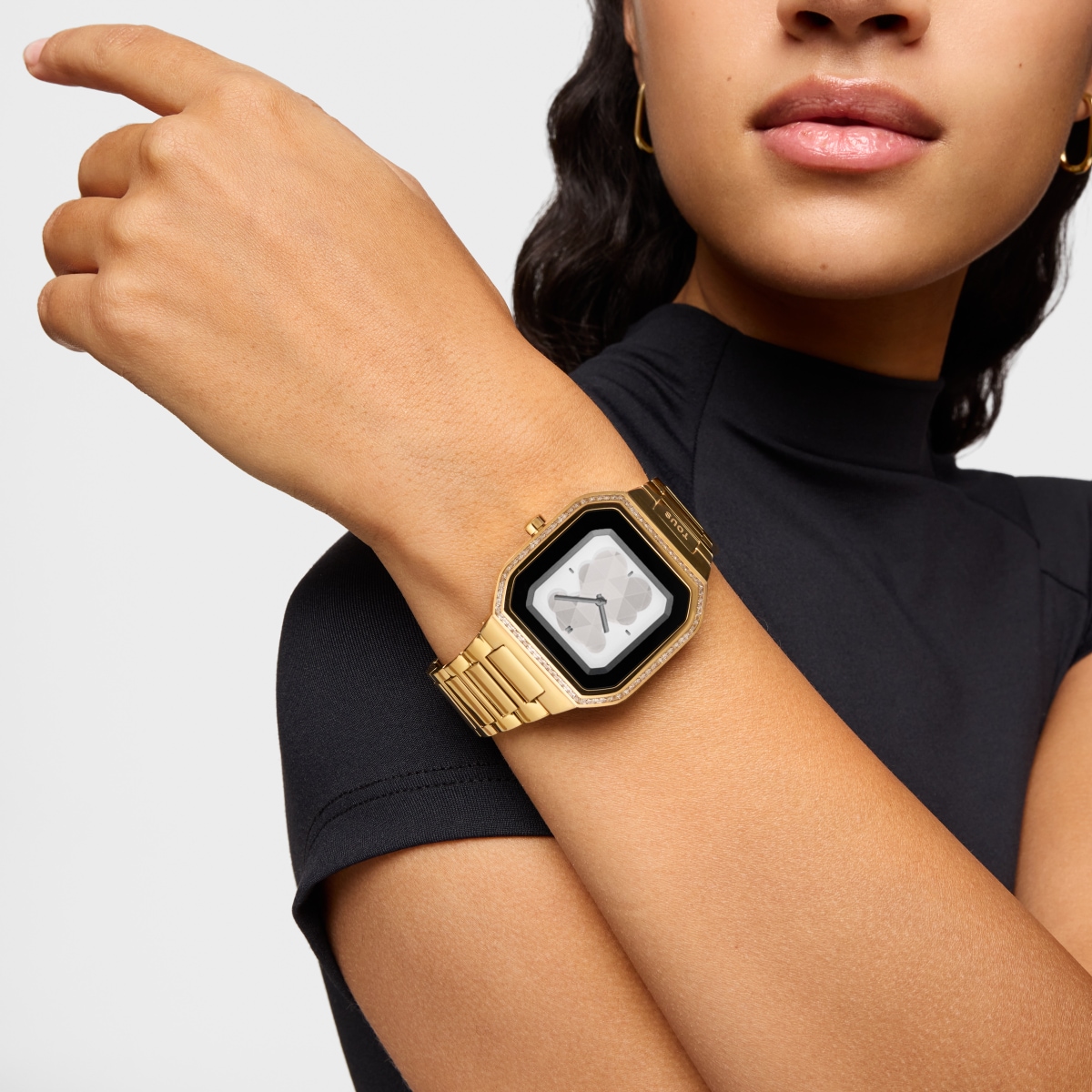 Smartwatch with gold-colored steel bracelet and zirconias B-Connect