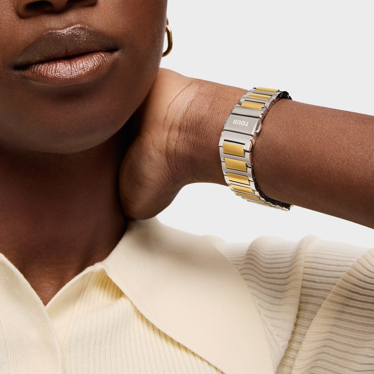 Smartwatch with steel bracelet and gold-colored steel and zirconias B-Connect
