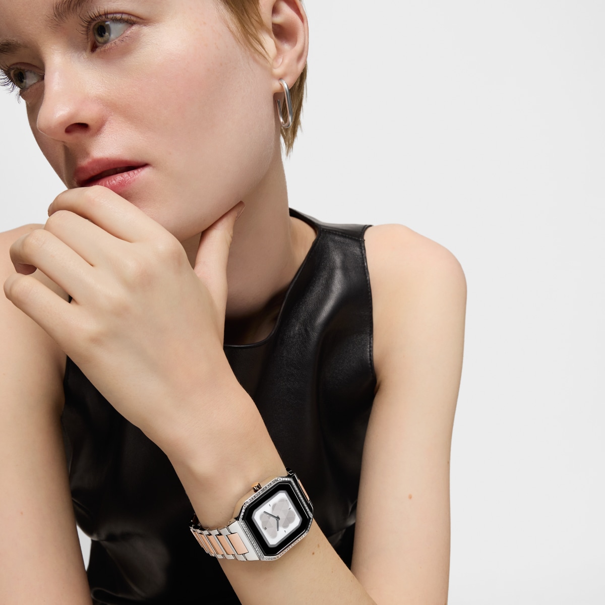 Smartwatch with steel bracelet and rose-colored steel and zirconias B-Connect