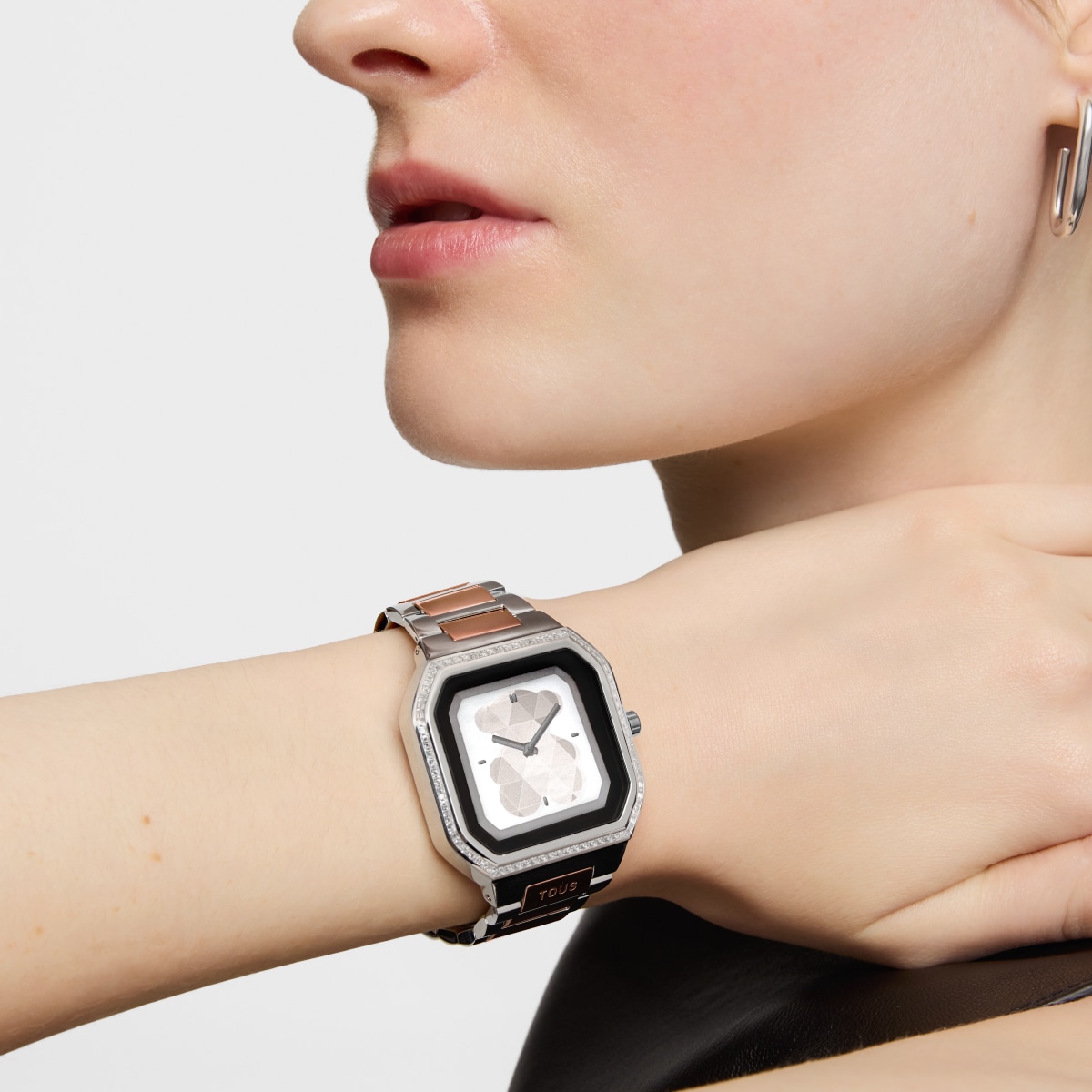Smartwatch with steel bracelet and rose-colored steel and zirconias B-Connect