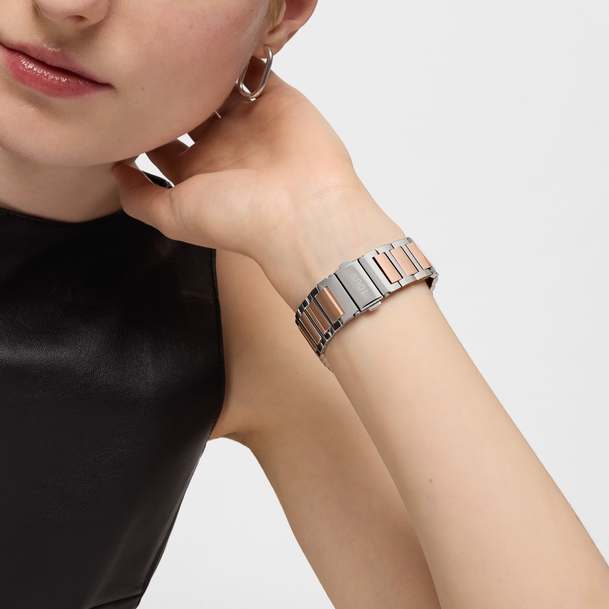 Smartwatch with steel bracelet and rose-colored steel and zirconias B-Connect