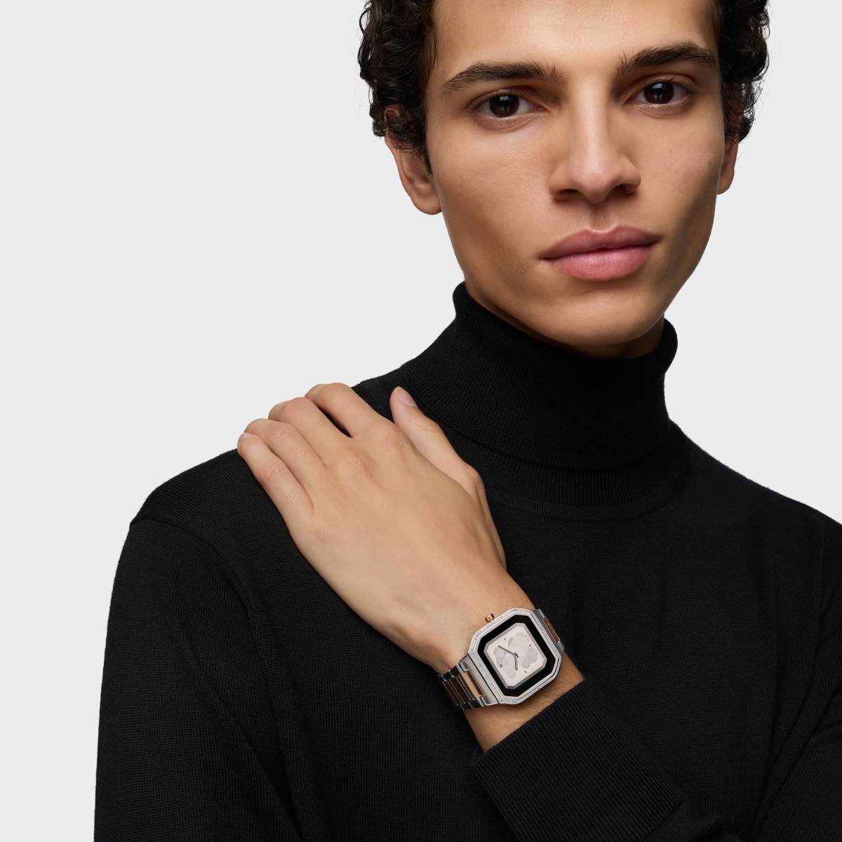 Smartwatch with steel bracelet and rose-colored steel and zirconias B-Connect